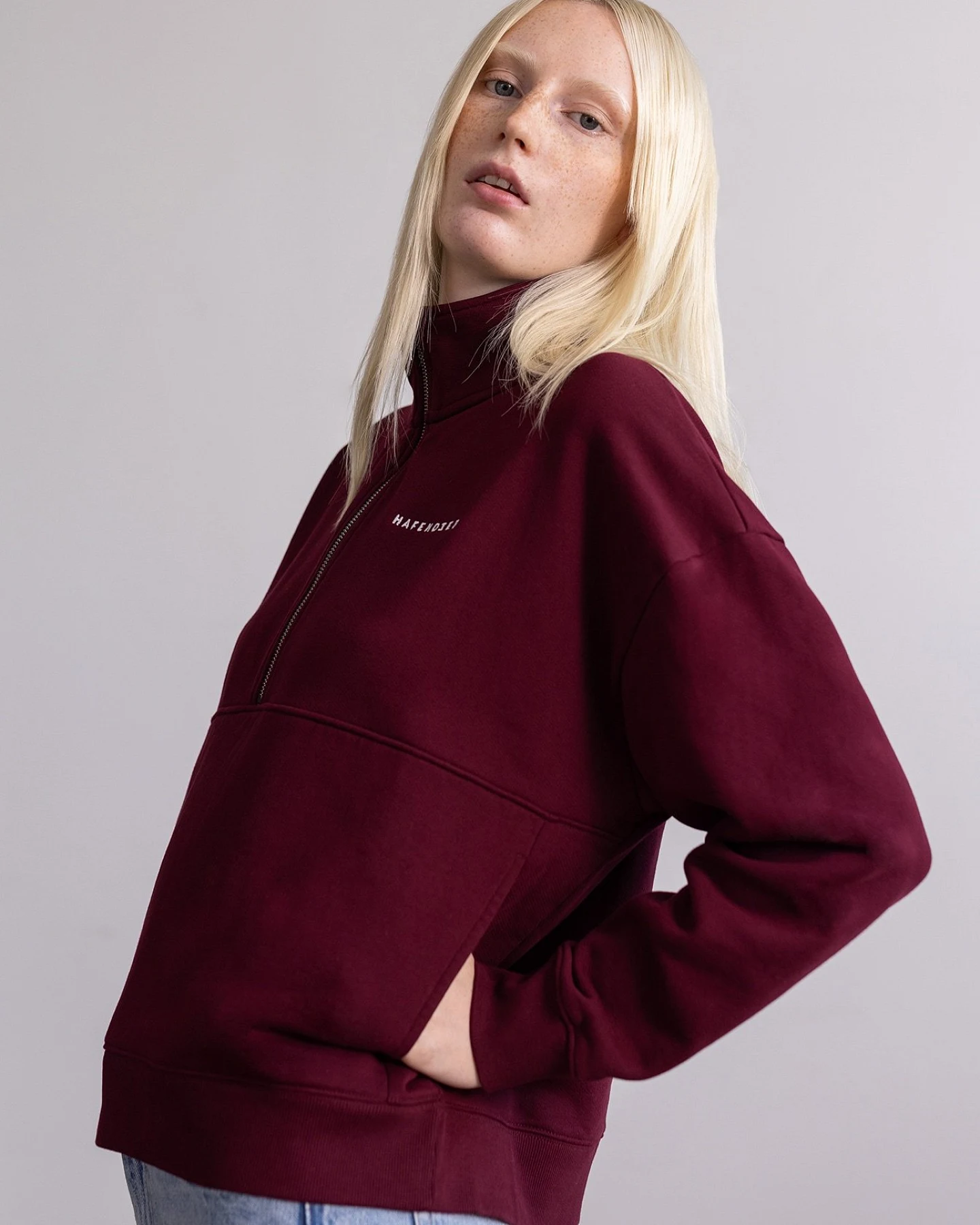 Hafendieb Damen vegan Pullover Troyer Logo Stick Burgunderrot – Ansicht 2