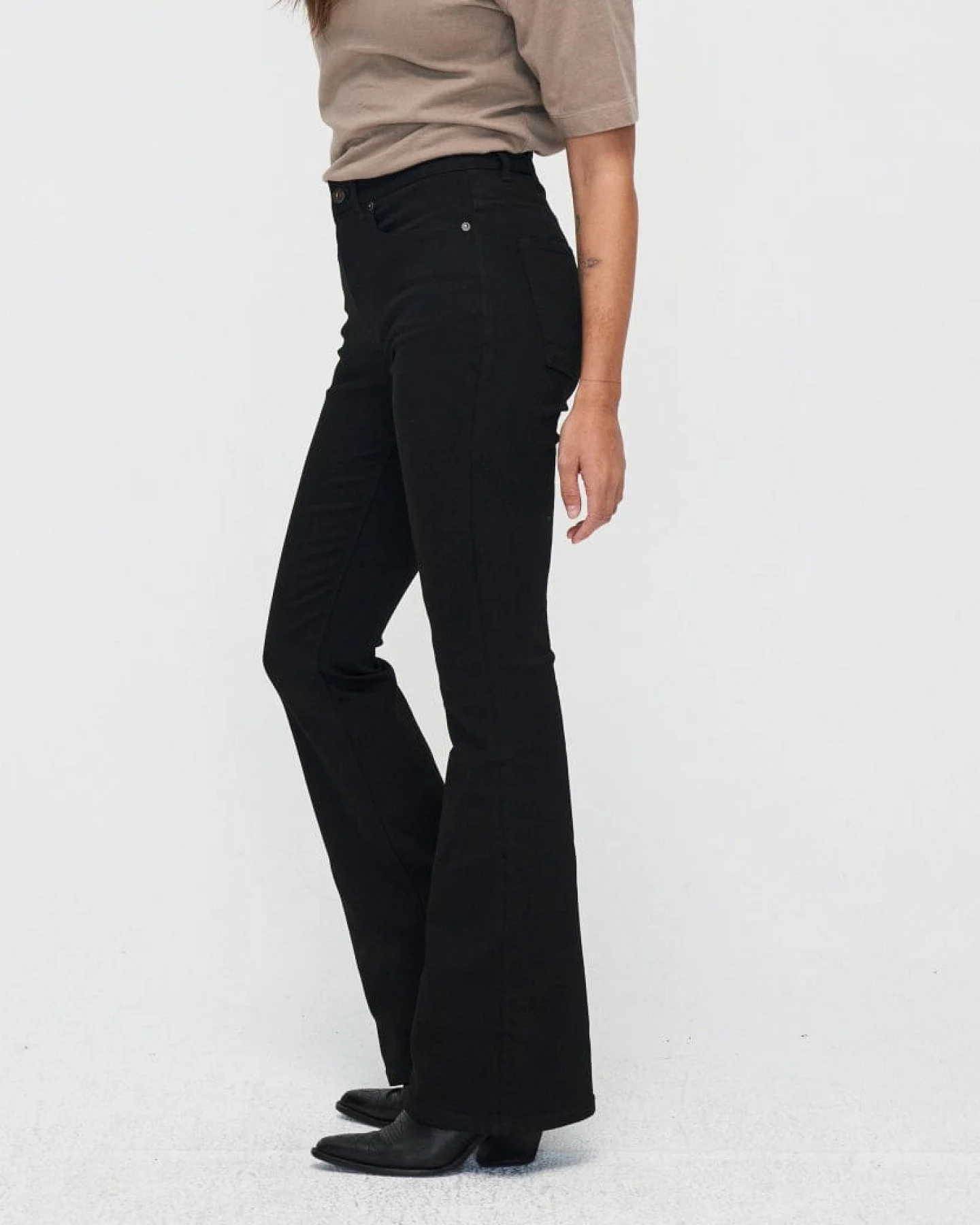 Kuyichi Damen vegan Jeans Lisette Flare Forever Black – Ansicht 2