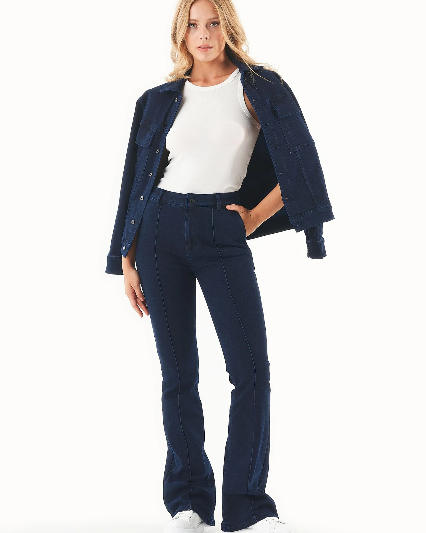 ORGANICATION Damen vegan Flared Jeans Bio-Baumwolle Dunkelblau – Ansicht 2