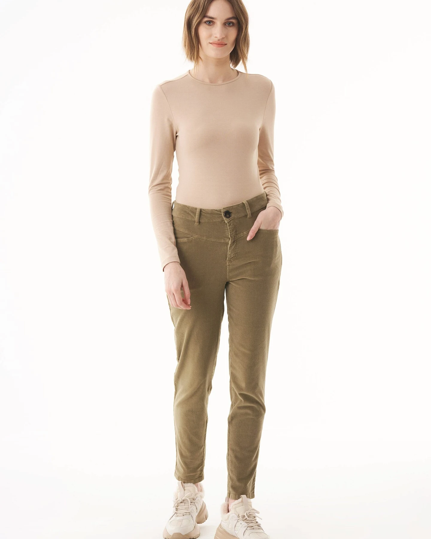 ORGANICATION Damen vegan Cordhose Bio-Baumwolle Olivenöl – Ansicht 2