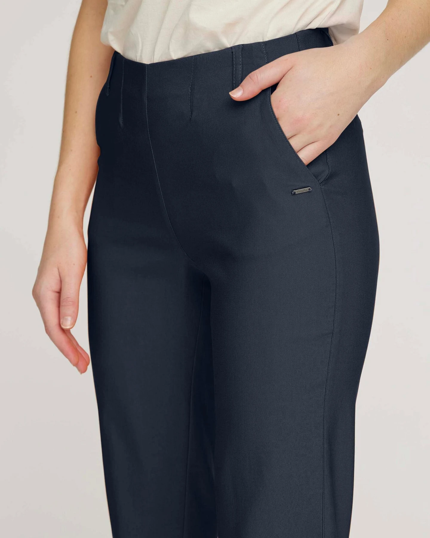 LAURIE Damen vegan Hose Taylor Regular Crop Marineblau – Ansicht 2