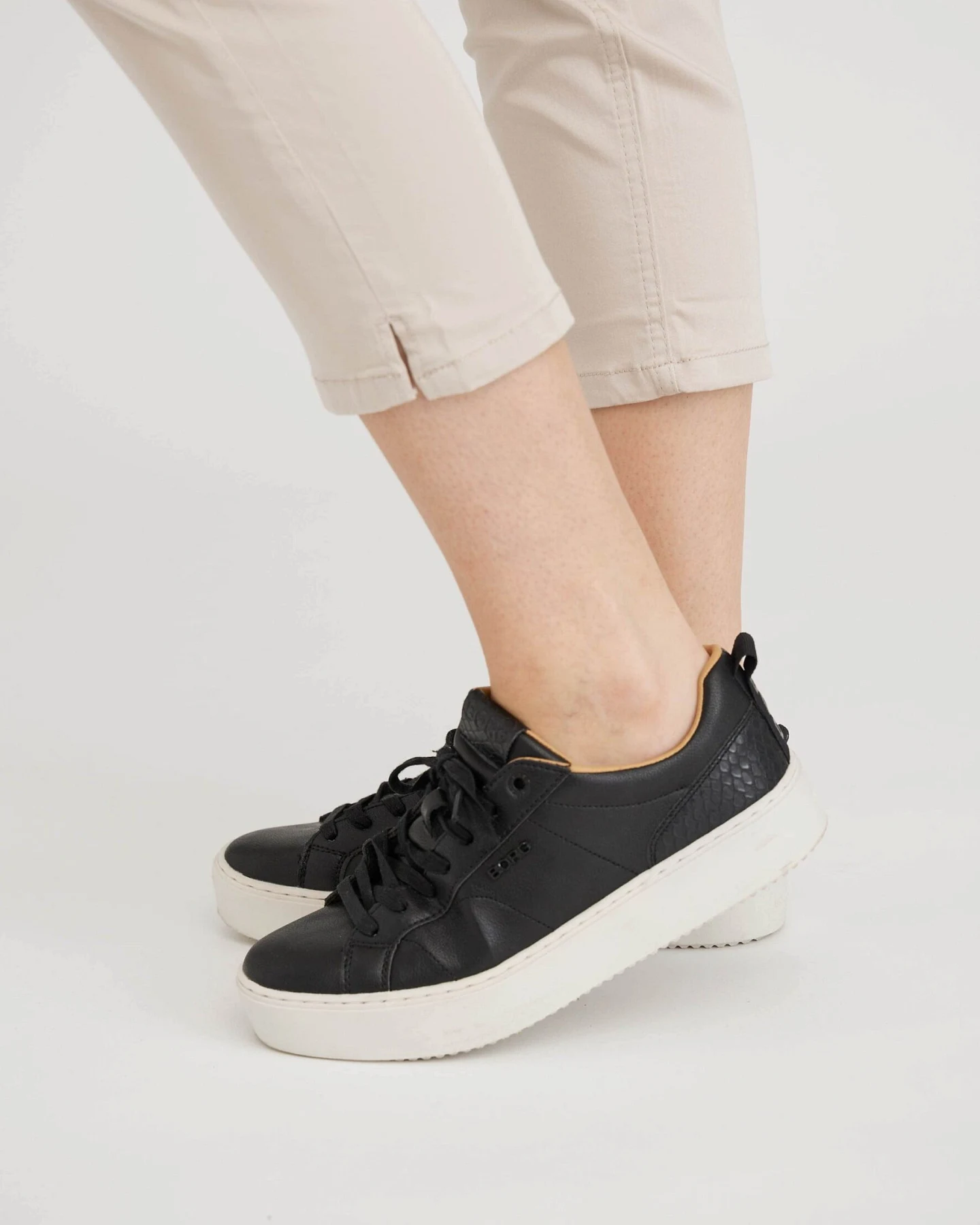 LAURIE Damen vegan Hose Hannah Regular Crop Grau Sand – Ansicht 2