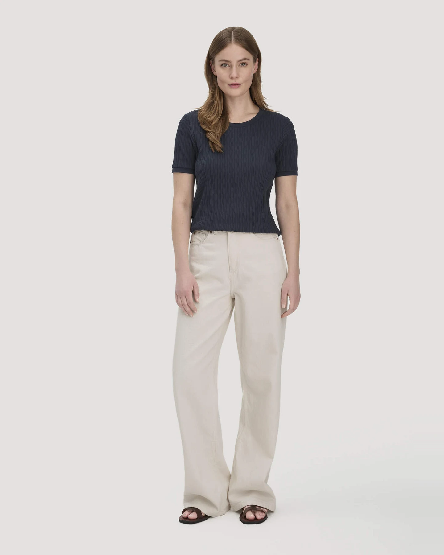 hessnatur Damen Pointelle T-Shirt Regular aus Bio-Baumwolle - blau - Größe 46 – Ansicht 2