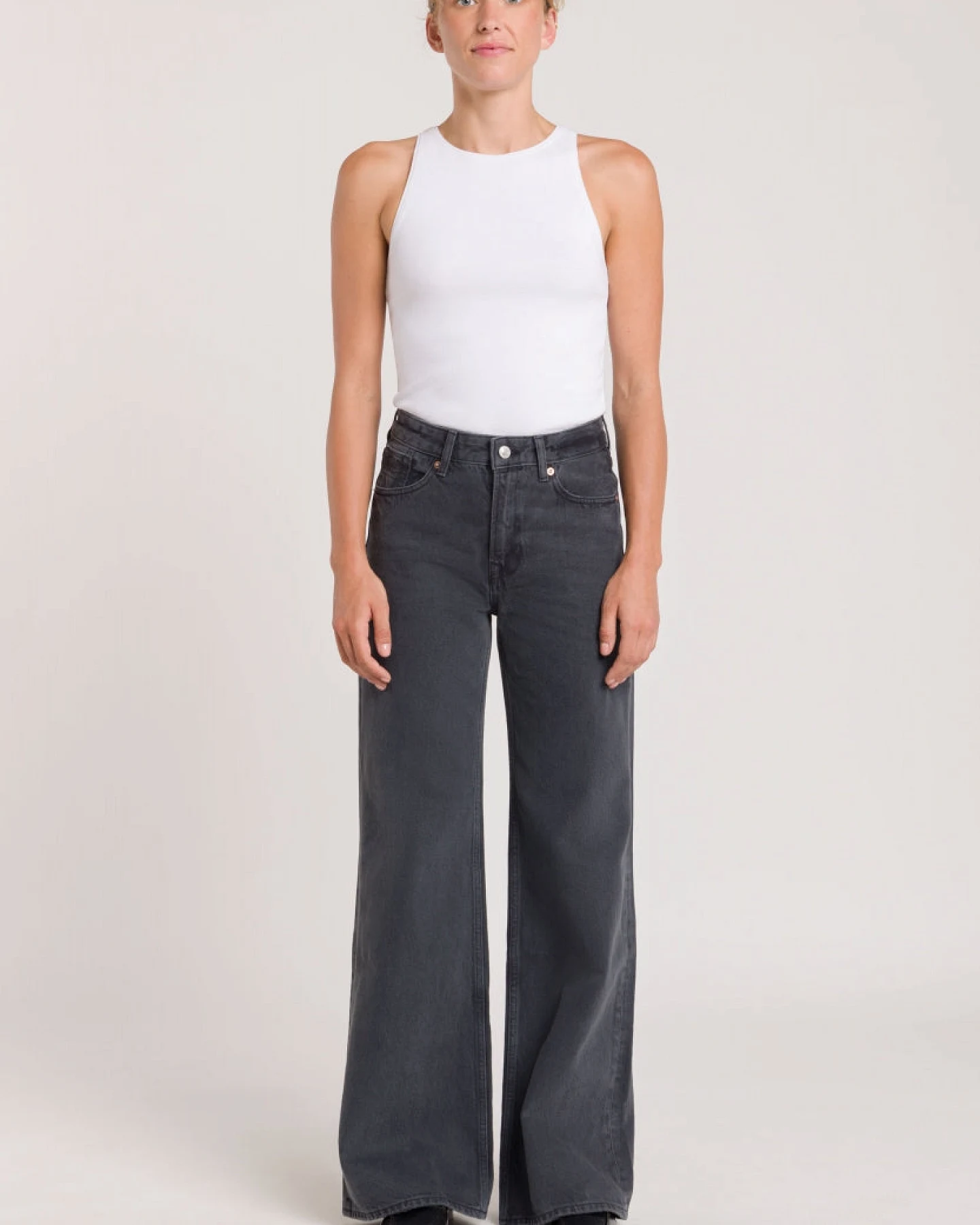 Kings of Indigo Damen vegan Jeans Jane Getragen Grau – Ansicht 2