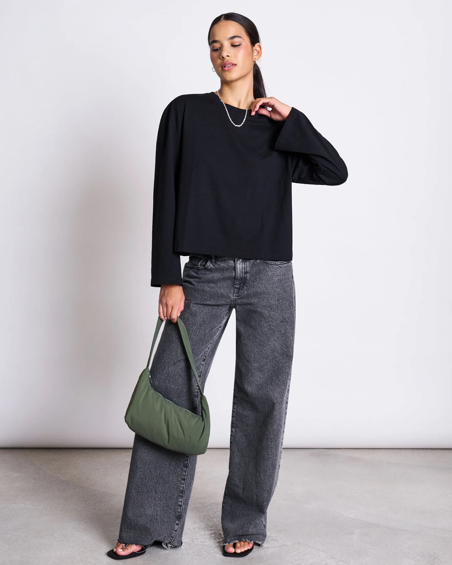 JAN 'N JUNE Damen vegan Langärmliges Boxy Ankira Schwarz – Ansicht 2