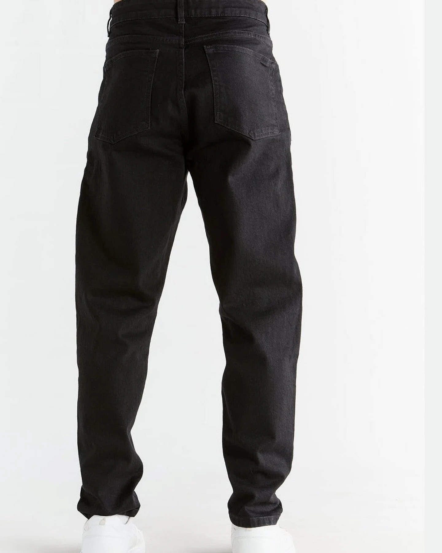 Evermind Herren vegan Jeans Karotte Fit Coal Schwarz – Ansicht 2