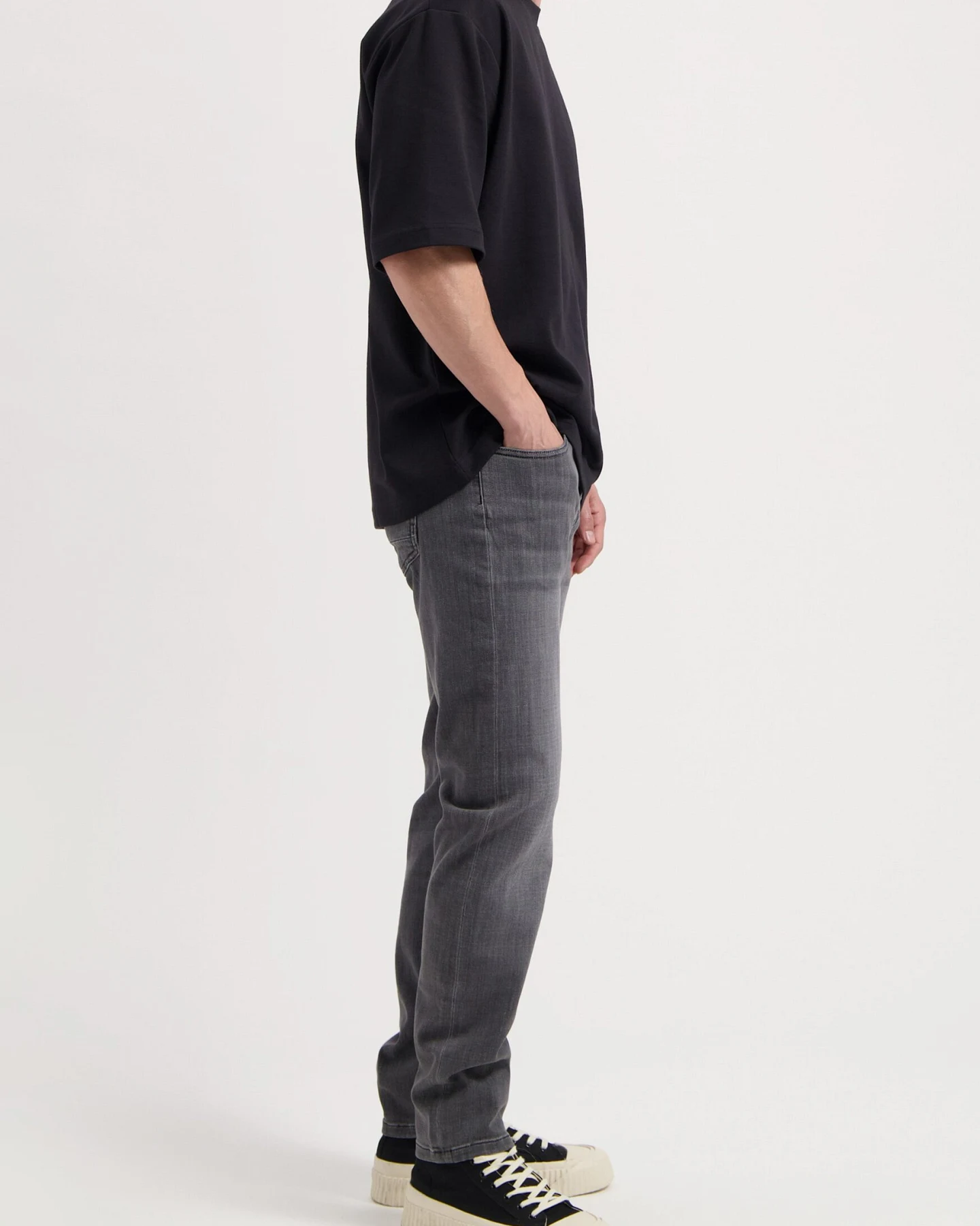 MUD Jeans Herren vegan Jeans Mid Slim Rick Authentic Schwarz – Ansicht 2