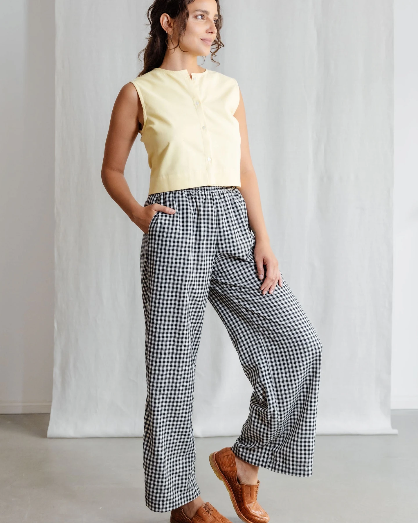 Jyoti - Fair Works Damen vegan Hose Jayan Kariert Schwarz & Weiß – Ansicht 2