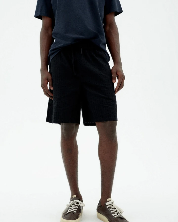 Thinking MU Herren vegan Shorts Seersucker Bermuda Henry Schwarz