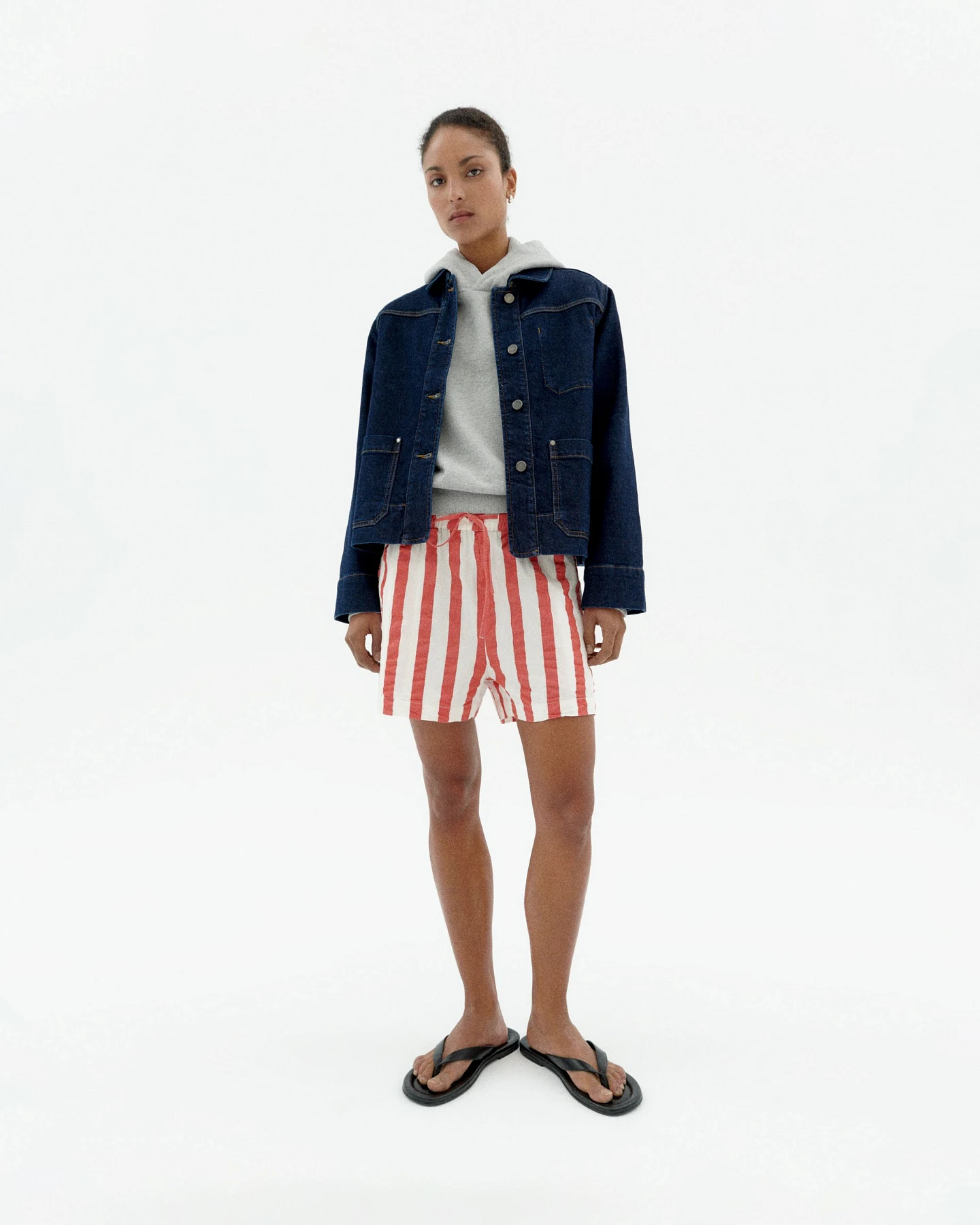 Thinking MU Damen vegan Shorts Seersucker Geranium Gestreift Rot – Ansicht 2
