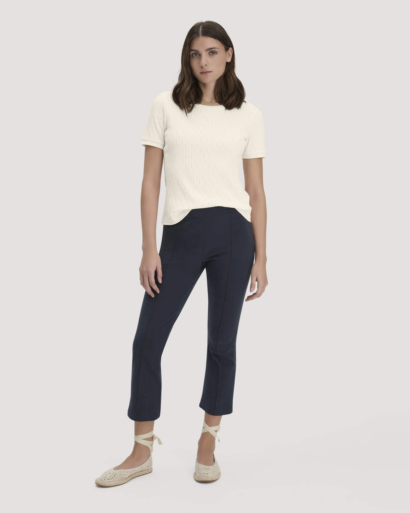 hessnatur Damen Pointelle T-Shirt Regular aus Bio-Baumwolle - beige - Größe 42 – Ansicht 2