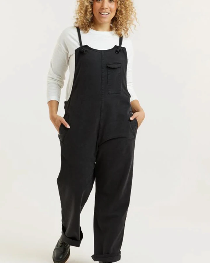 Flax and Loom Damen vegan Latzhose Lou Barker Schwarz