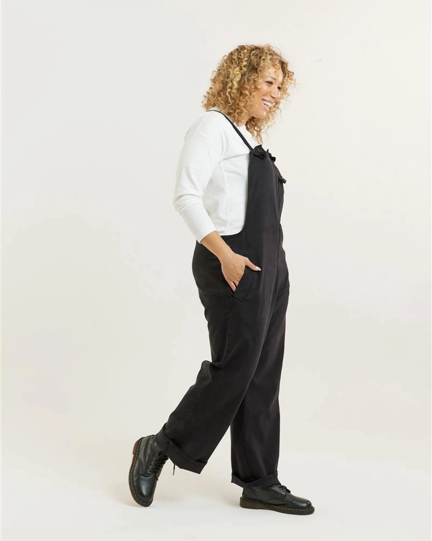 Flax and Loom Damen vegan Latzhose Lou Barker Schwarz – Ansicht 2