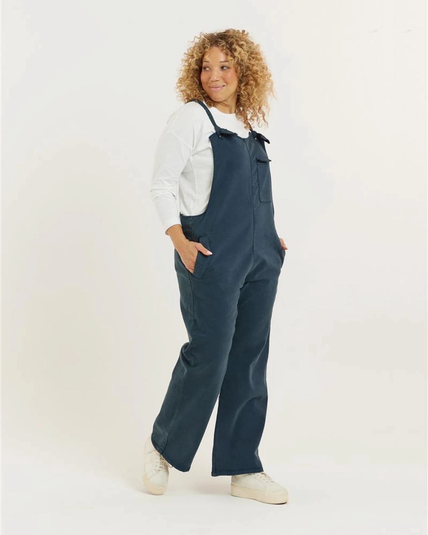Flax and Loom Damen vegan Latzhose Lou Barker Navy – Ansicht 2