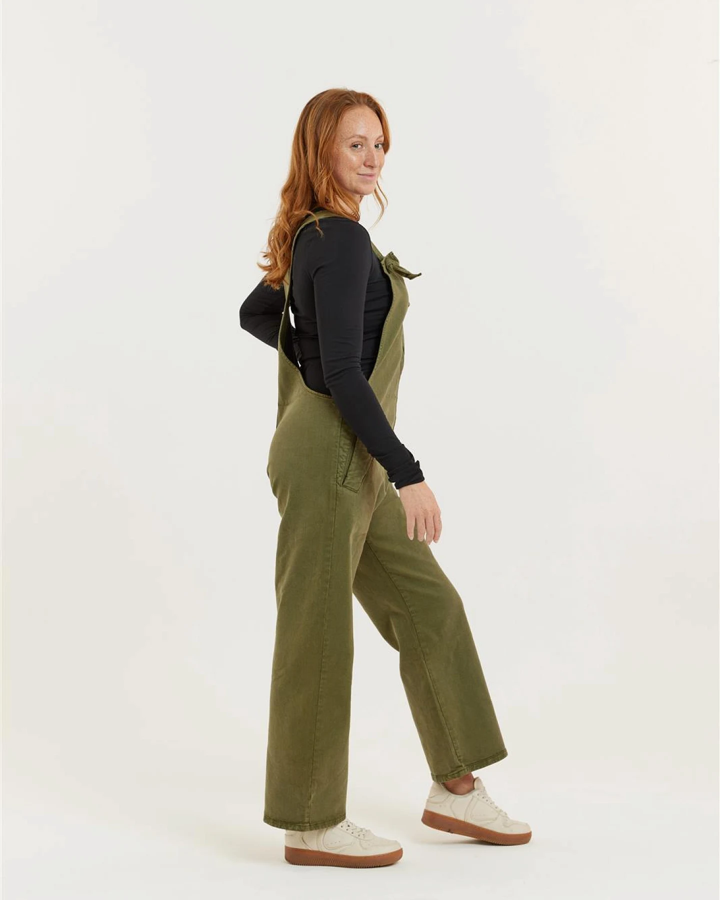 Flax and Loom Damen vegan Dungaree Tencel Mary Lou Olive – Ansicht 2