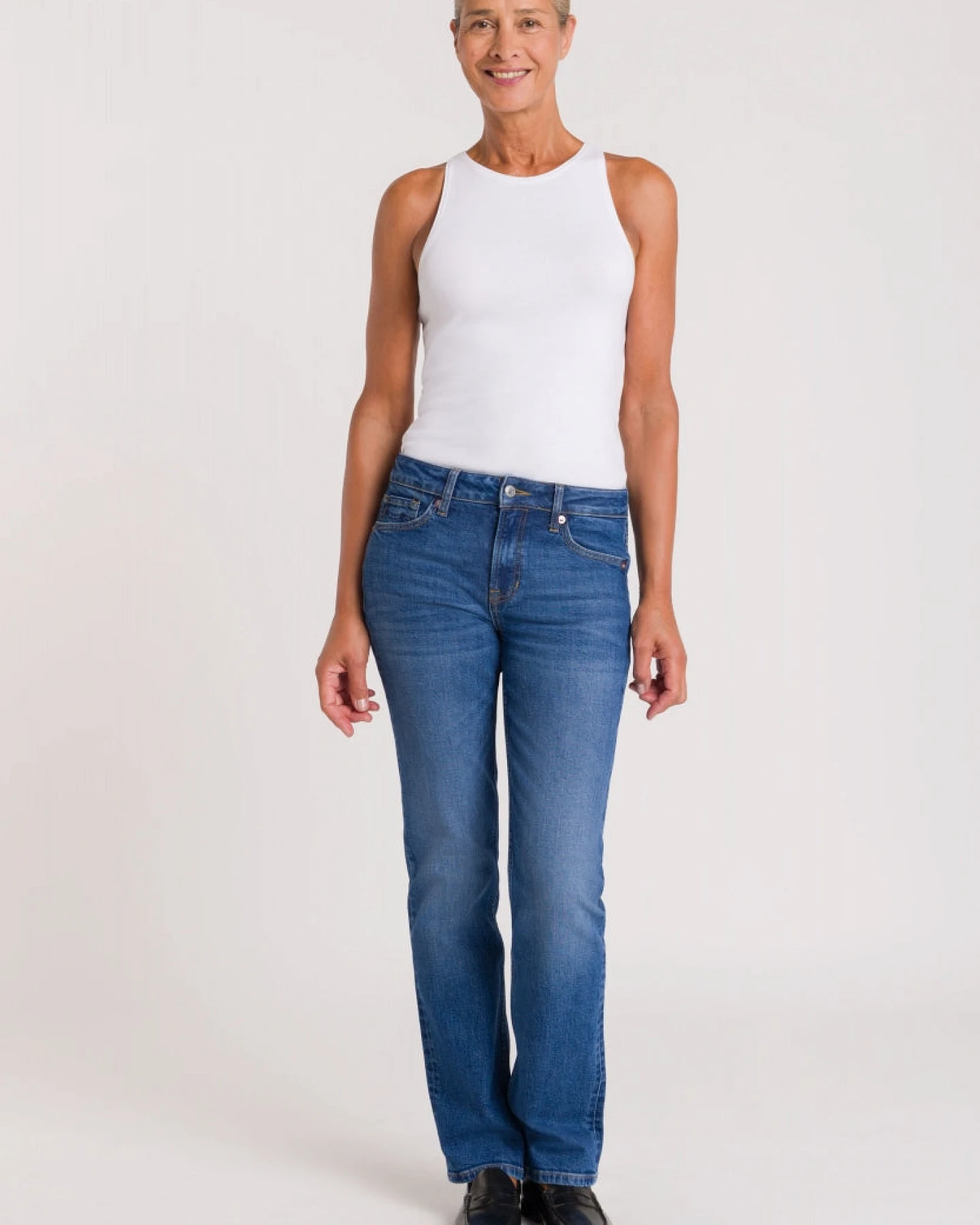 Kings of Indigo Damen vegan Jeans Emiko Low Rise Straight Leg Blau – Ansicht 2