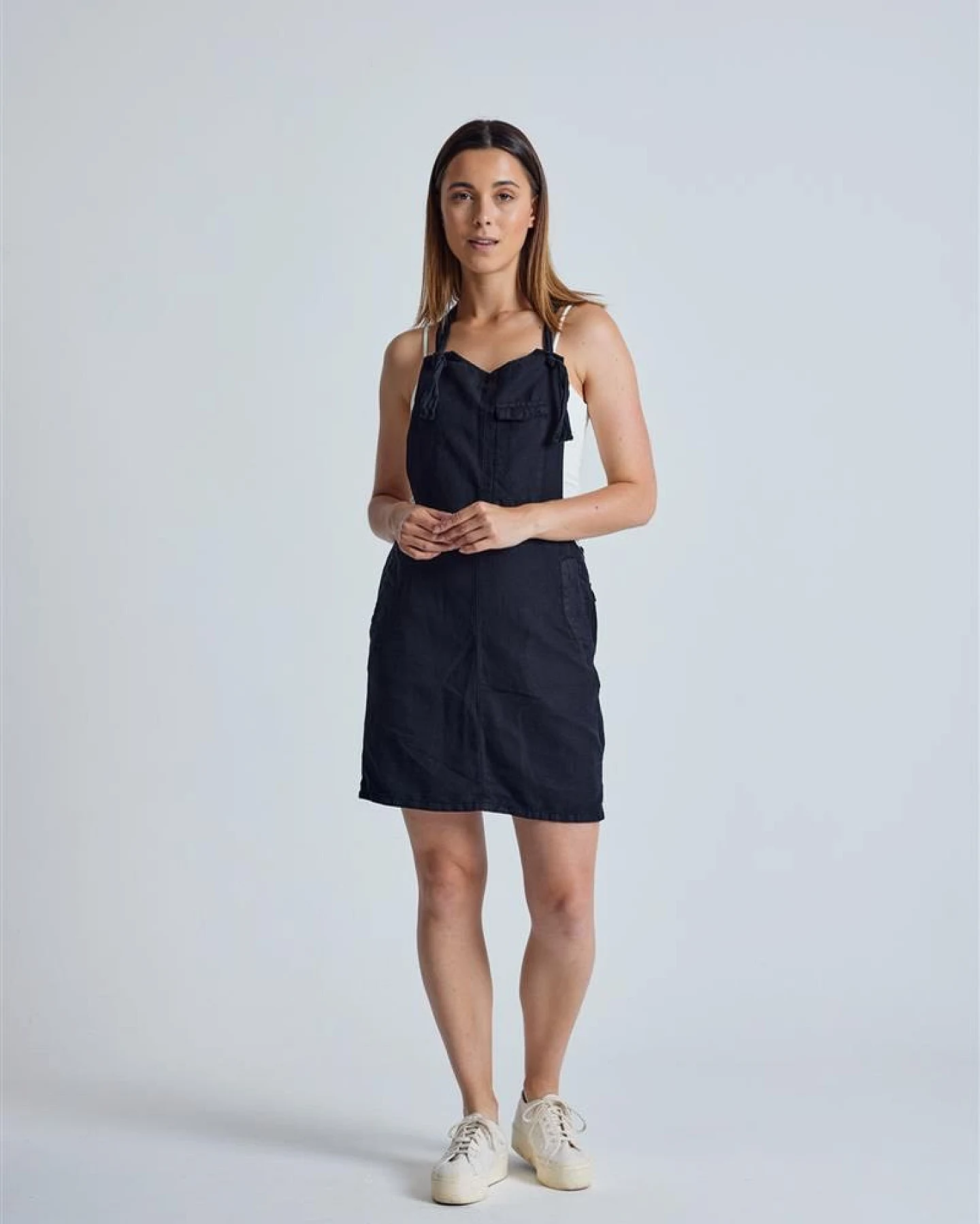 Flax and Loom Damen vegan Kleid Latzhose Peggy Schwarz – Ansicht 2