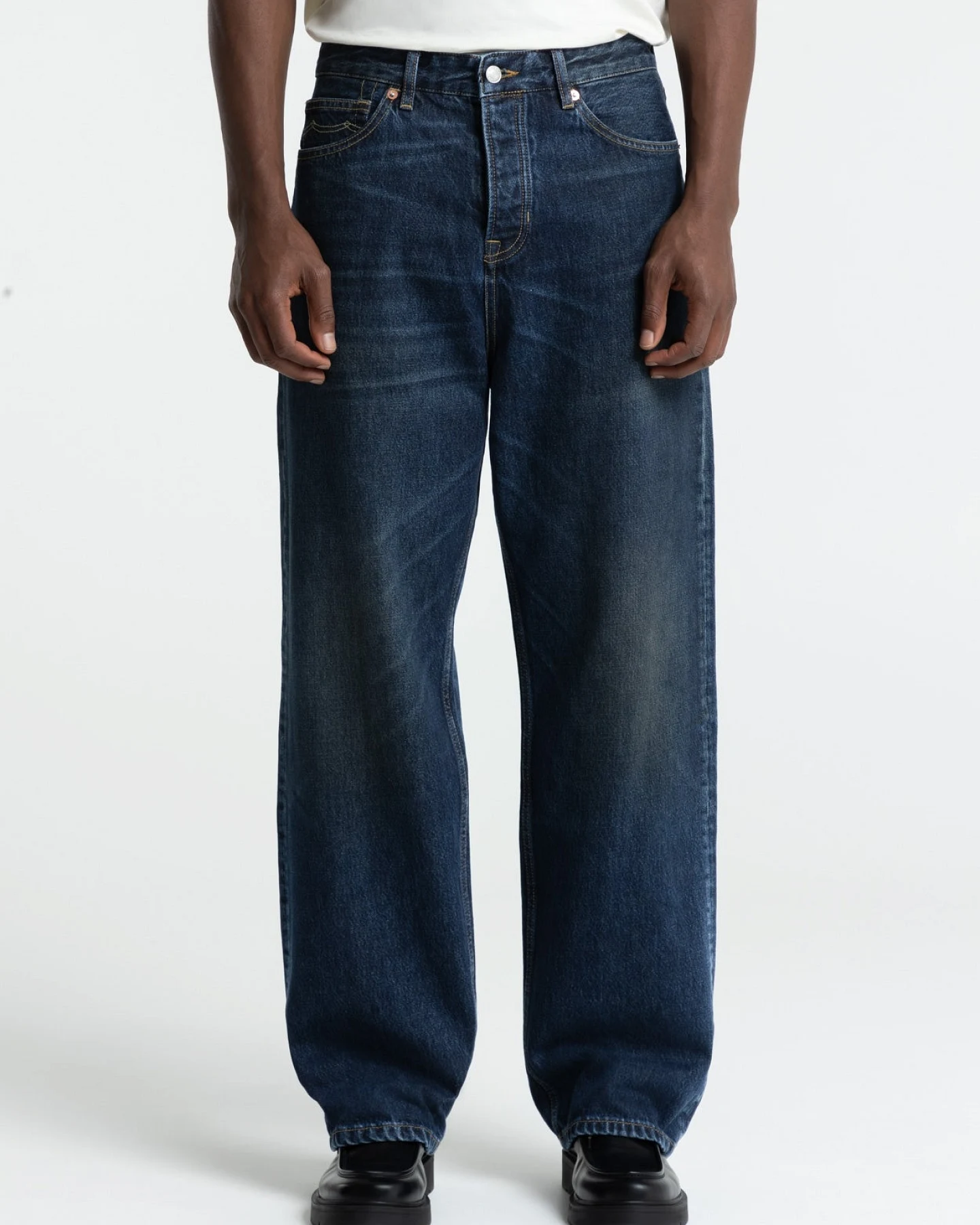 Kings of Indigo Herren vegan Jeans Noah Vintage Dirt Dunkelblau – Ansicht 2