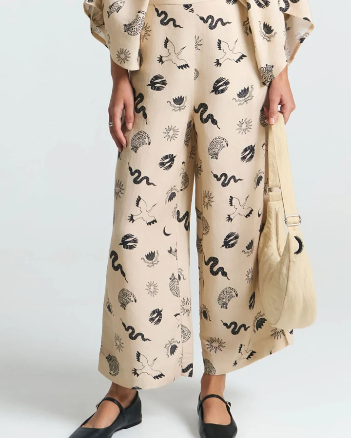 SUITE13LAB Damen vegan Hose Makah Print Fauna Beige/Schwarz