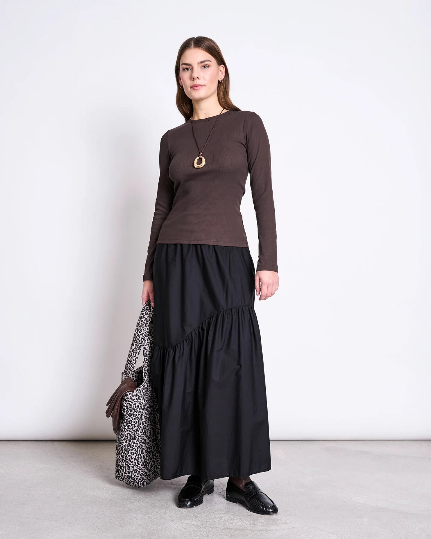 JAN 'N JUNE Damen vegan Longsleeve Rippe Rava Schlammbraun – Ansicht 2