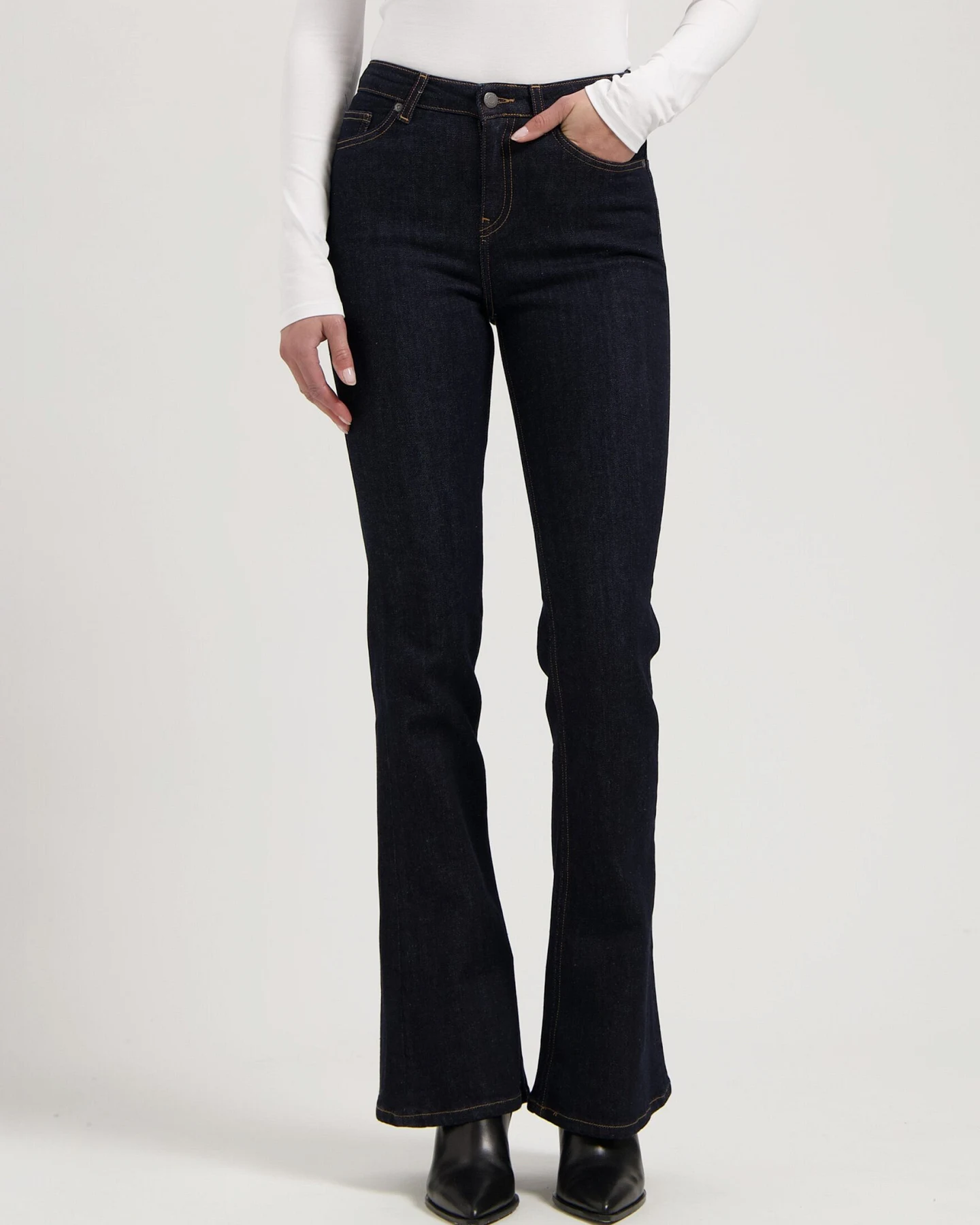 MUD Jeans Damen vegan Jeans High Flared Isy Strong Blau – Ansicht 2