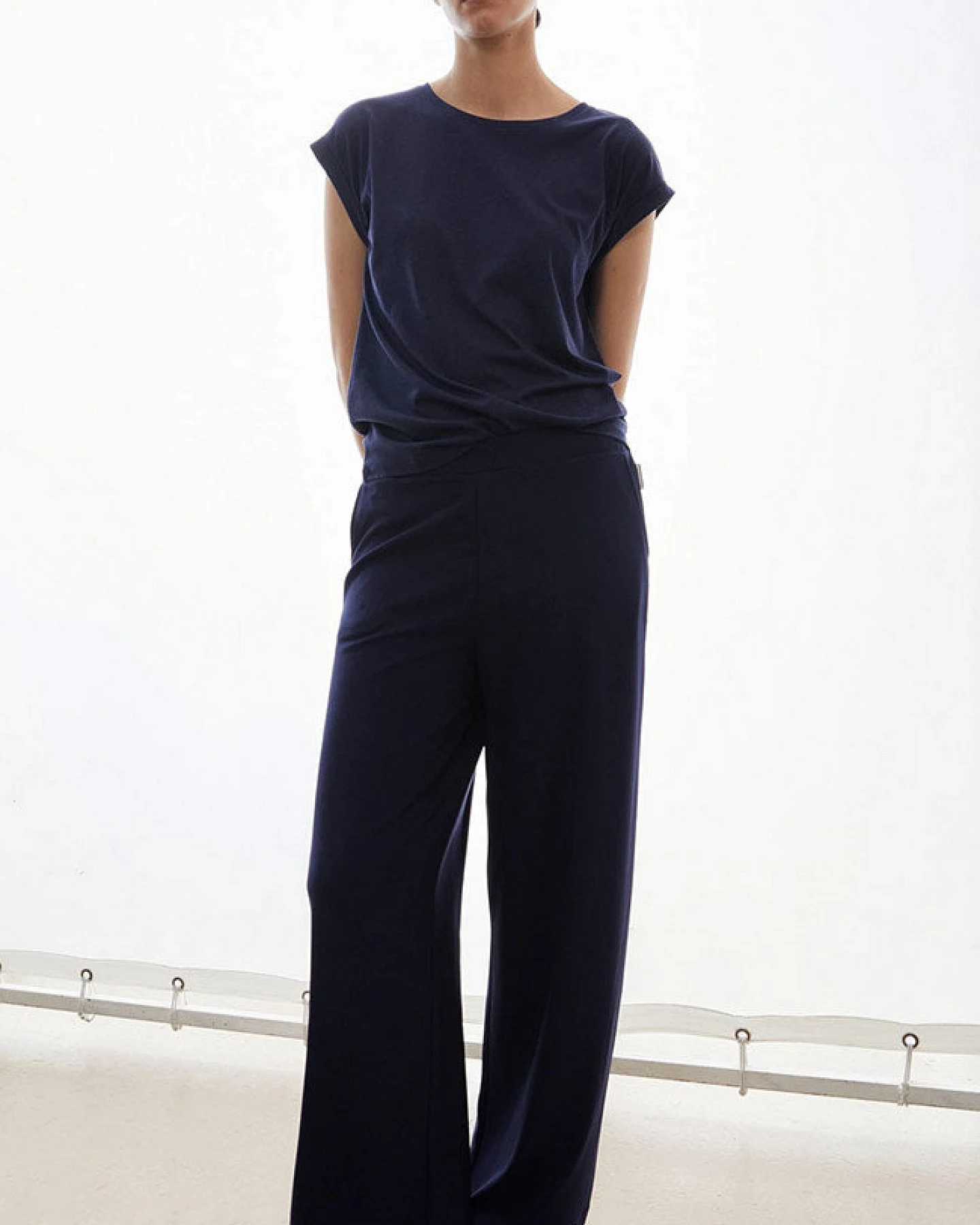 ARMEDANGELS Damen vegan Hose Himaari Tinted Navy – Ansicht 2