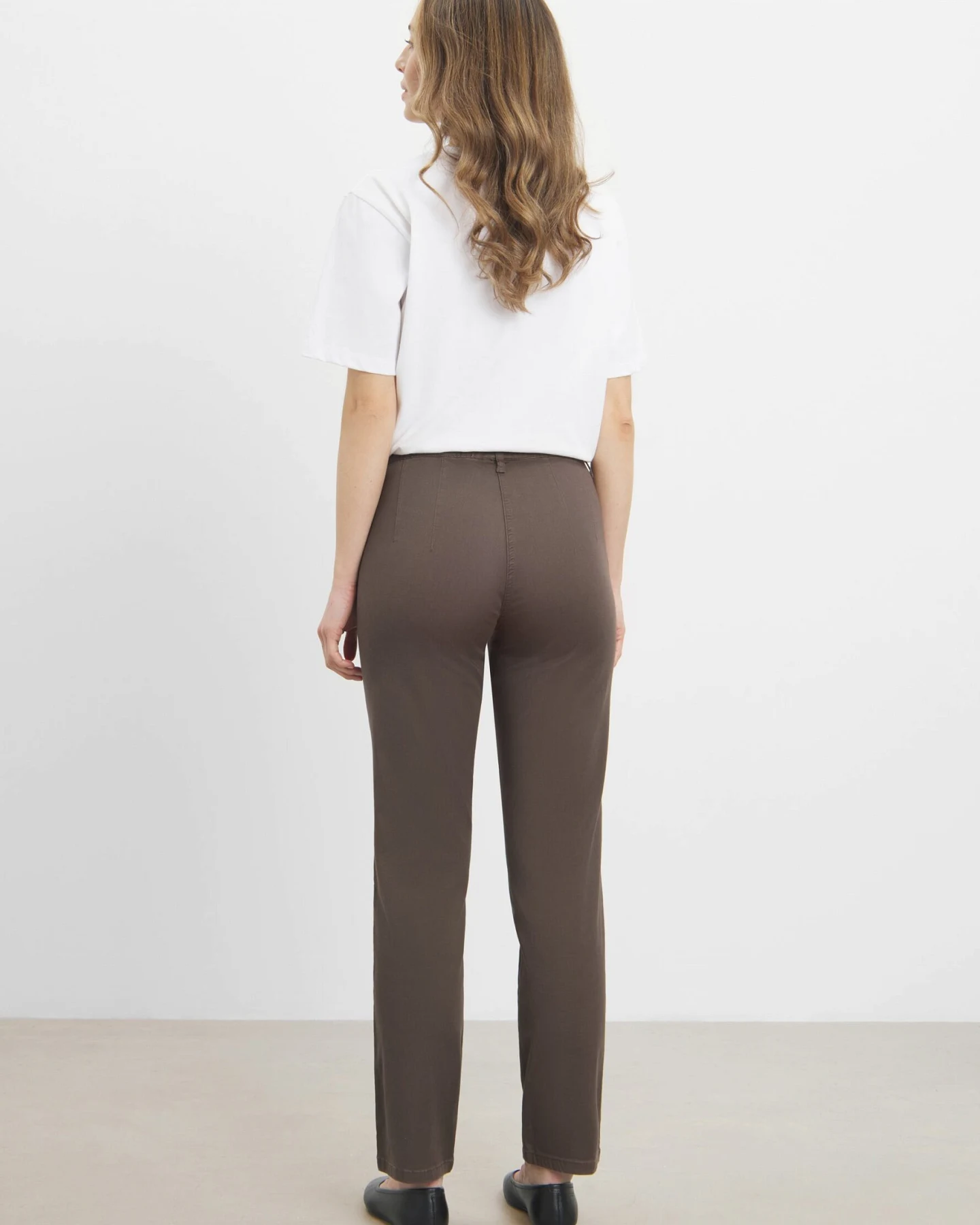 LAURIE Damen vegan Hose Taylor Regular Kurze Länge Braun – Ansicht 2