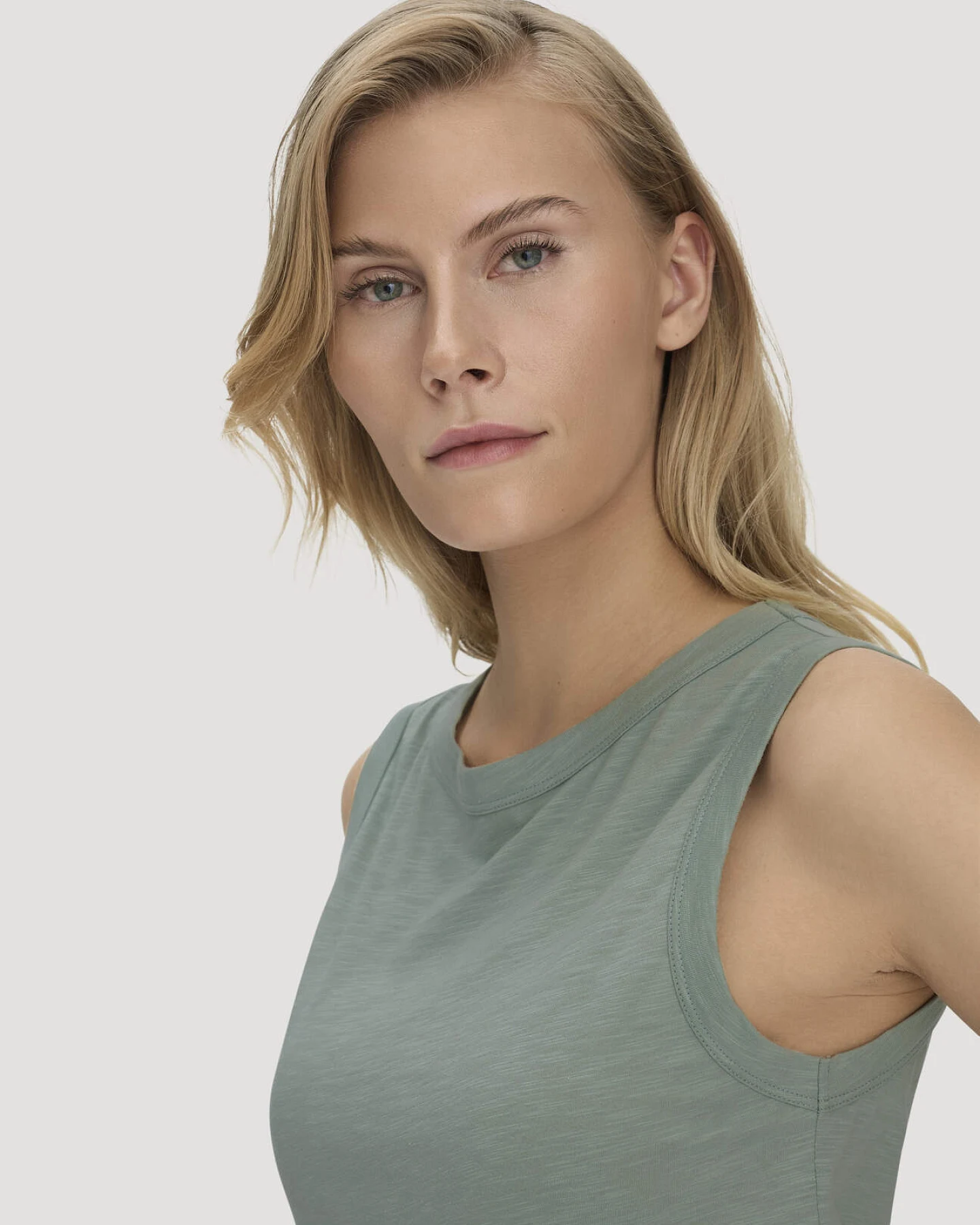 hessnatur Damen Light Slub Jersey Top Regular aus Bio-Baumwolle - grün - Größe 36 – Ansicht 4