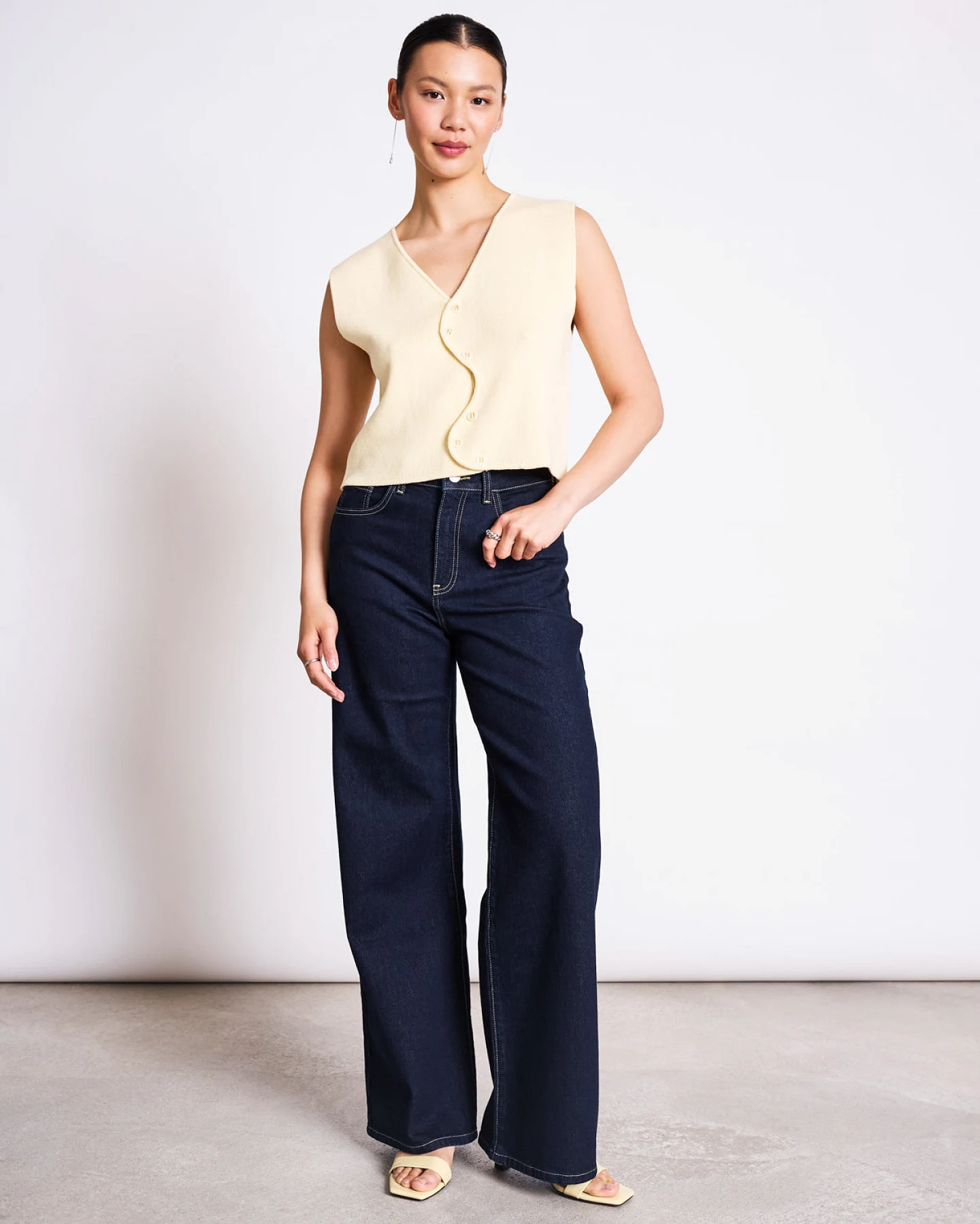 JAN 'N JUNE Damen vegan Strickweste Wavy Coryl Hellgelb – Ansicht 2