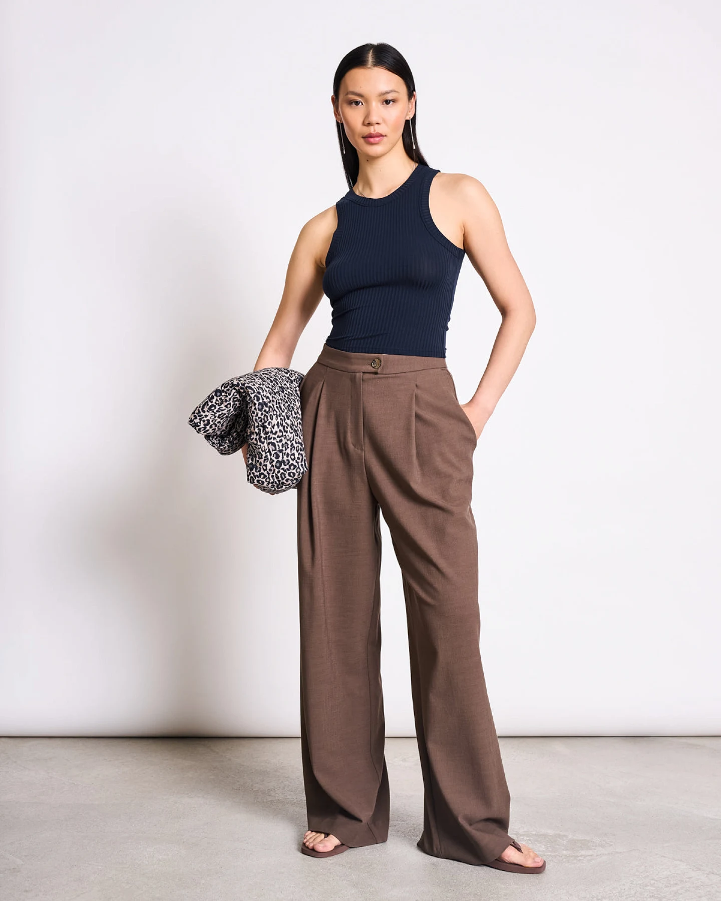 JAN 'N JUNE Damen vegan Hose Pleated Wide Niva Clay – Ansicht 2