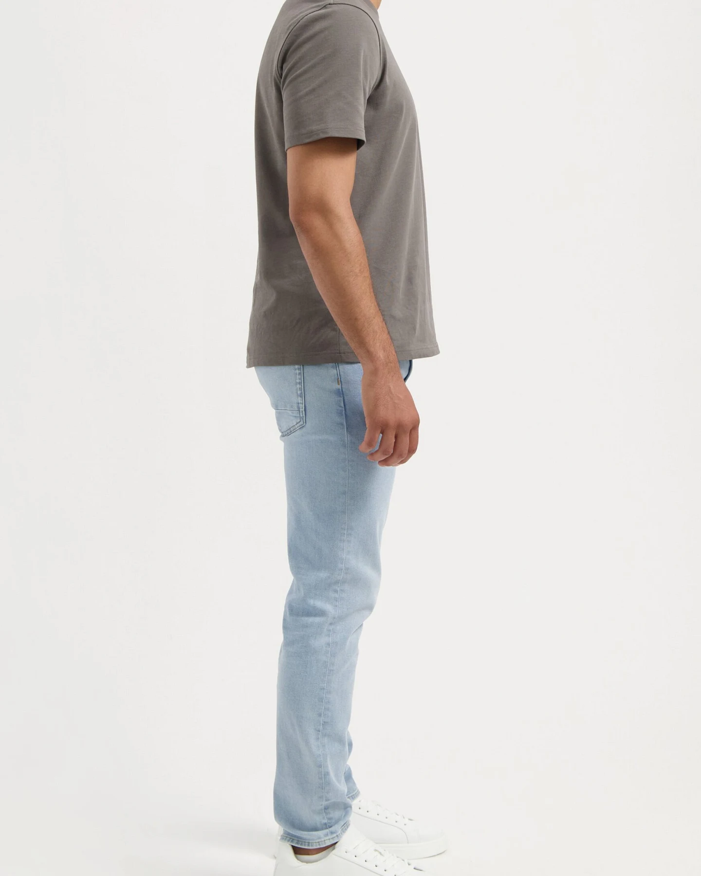 MUD Jeans Herren vegan Jeans Dunn Low Tapered Light Aged Blue – Ansicht 2