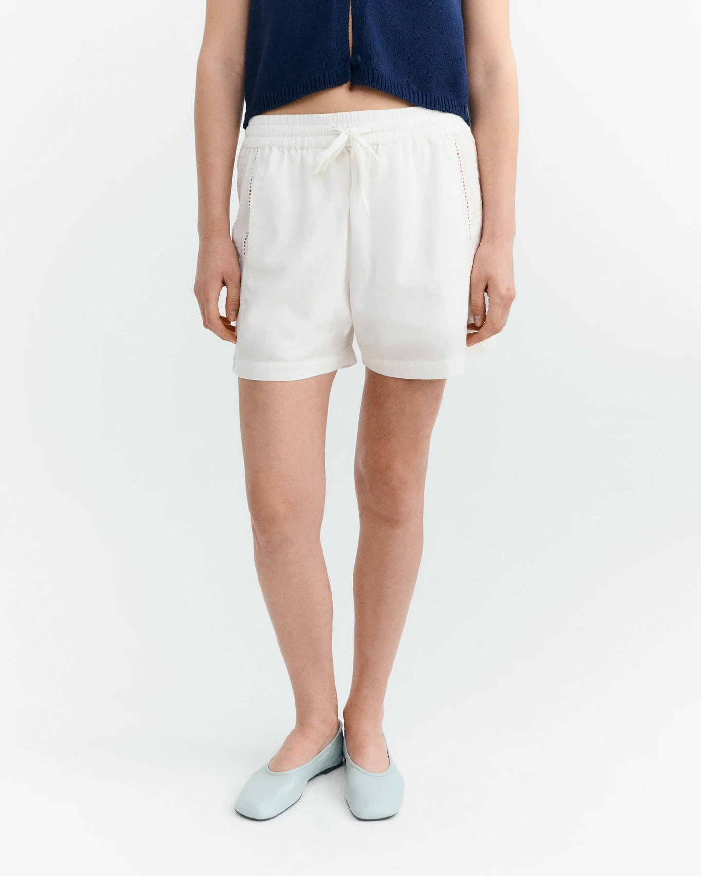 Thinking MU Damen vegan Shorts Geranio Stickerei Weiß – Ansicht 2