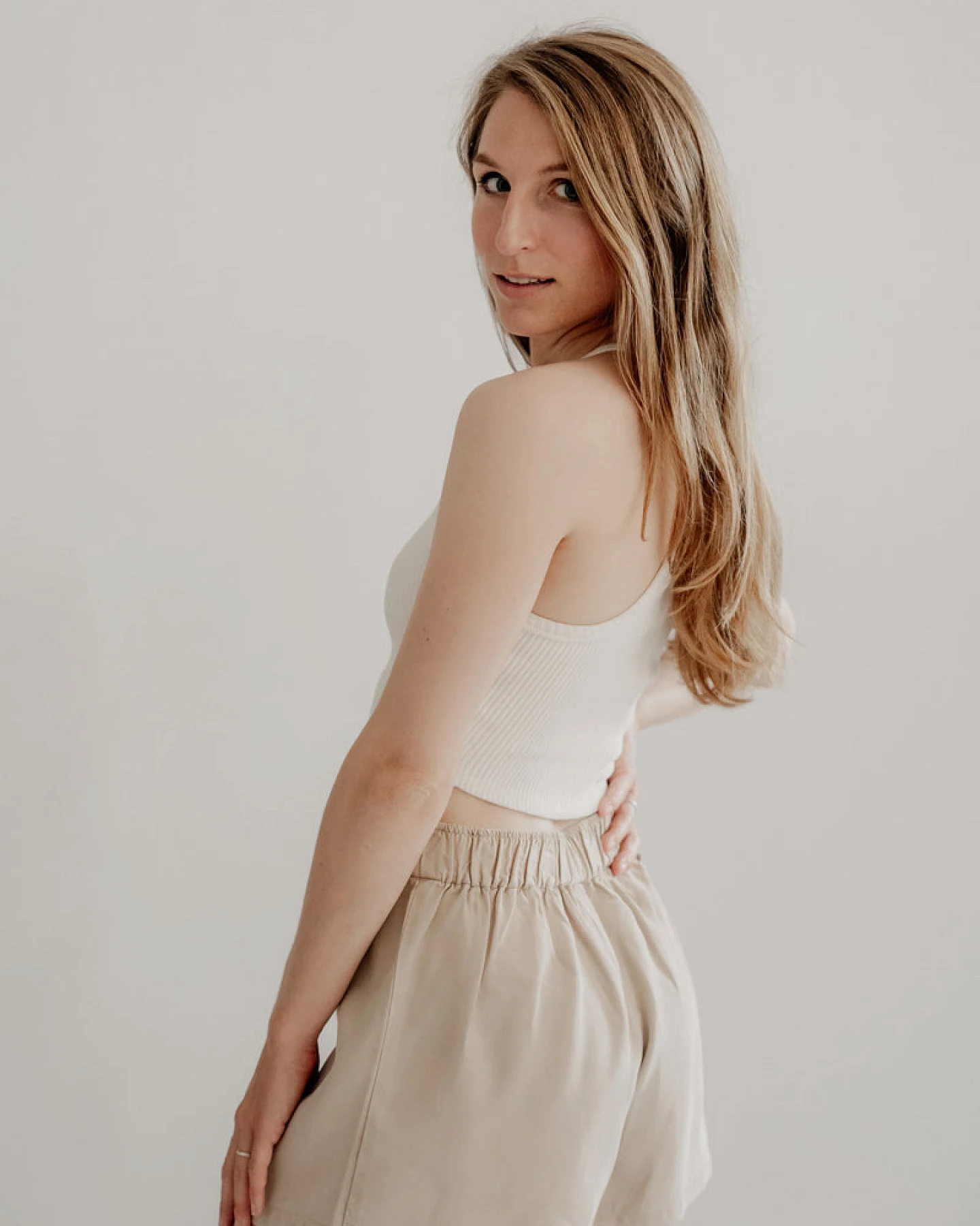 Marenika Damen vegan Kurze Hose Lia Beige – Ansicht 2
