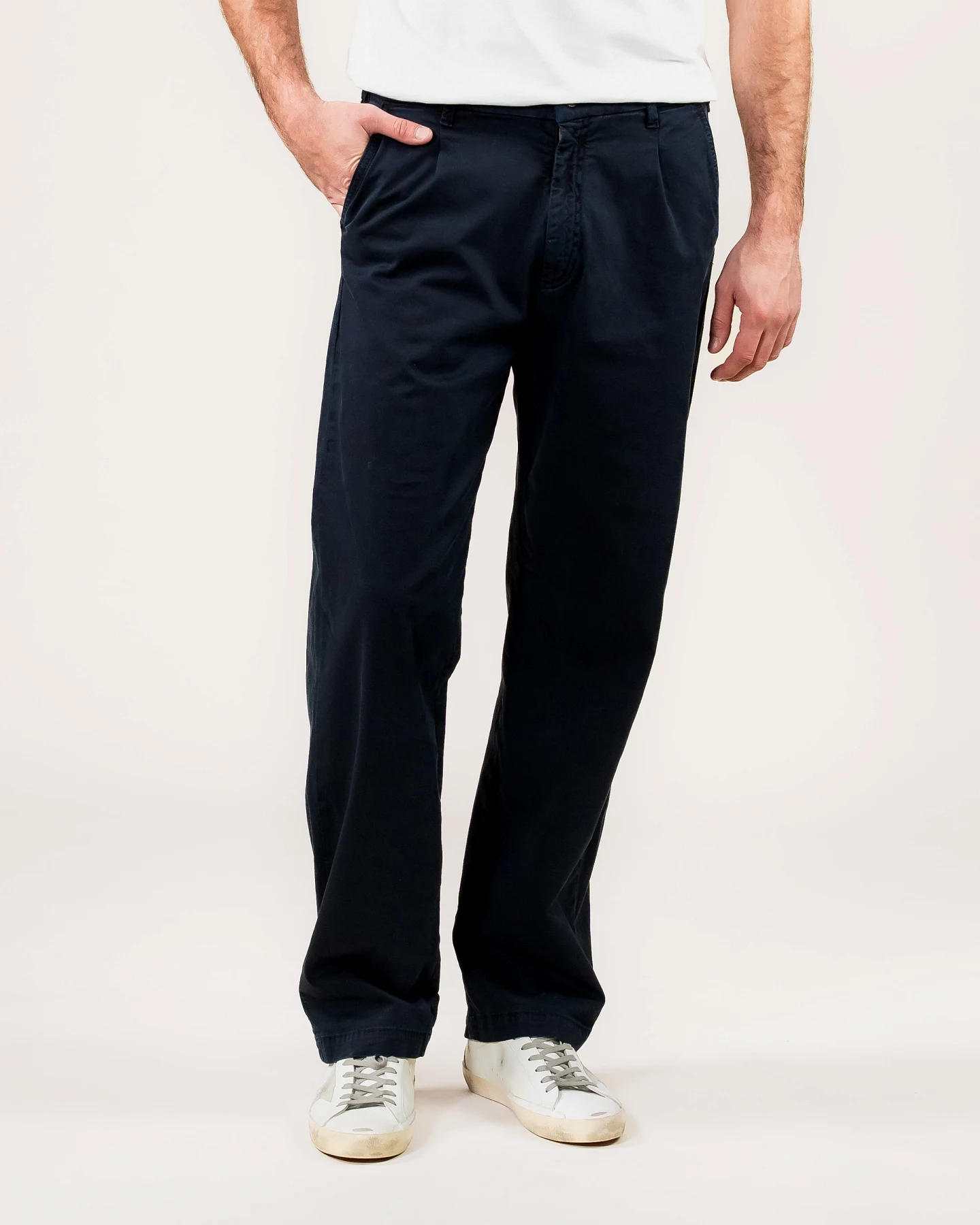 Kuyichi Herren vegan Hose Chino Harry Loose Dark Navy – Ansicht 2