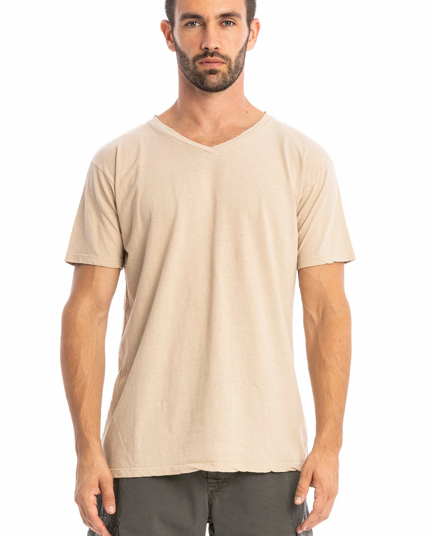 RAVENS VIEW IBIZA Herren vegan T-Shirt Azure V-Ausschnitt Wüstensand – Ansicht 2