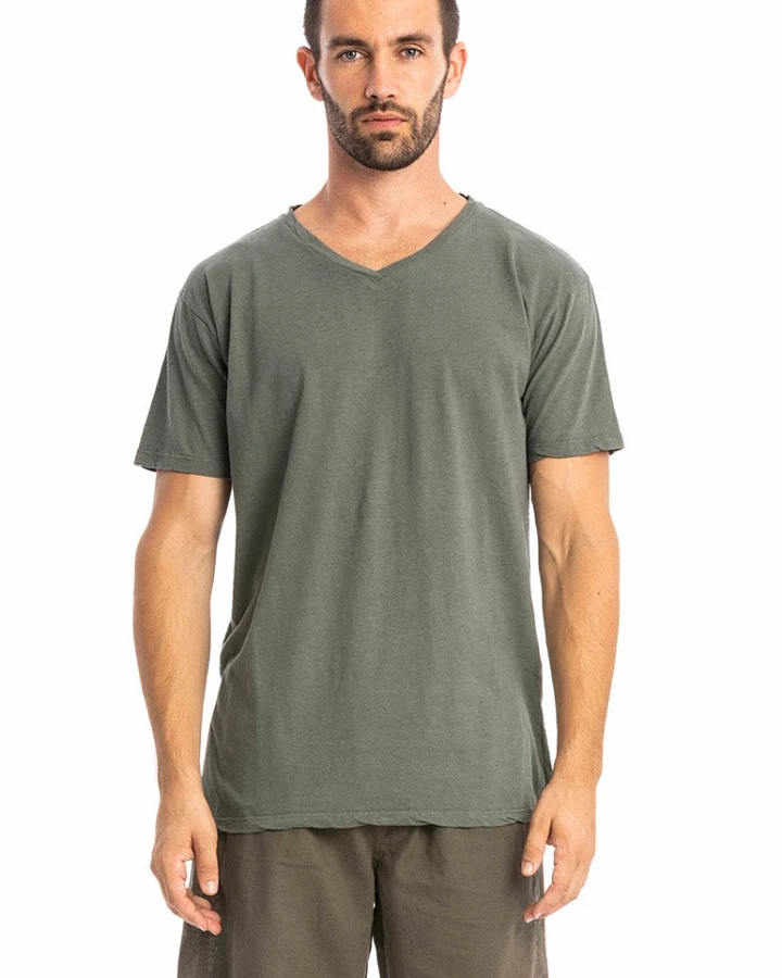 RAVENS VIEW IBIZA Herren vegan T-Shirt Azure V-Ausschnitt Olivgrün