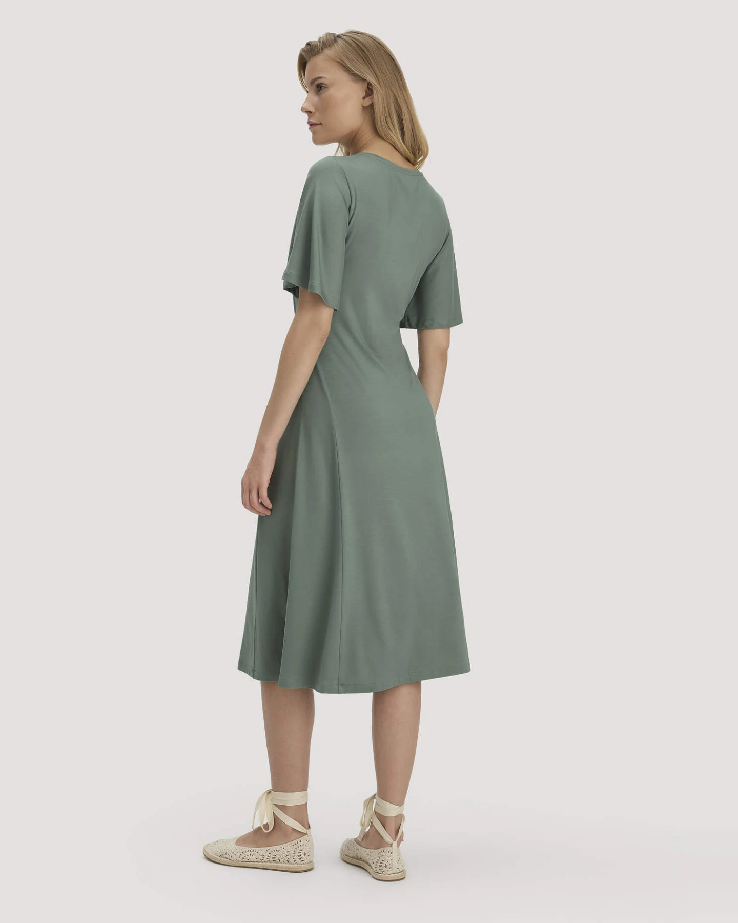 hessnatur Damen Jersey Kleid Kniebedeckend Slim aus TENCEL™ Lyocell - grün - Größe 36 – Ansicht 2