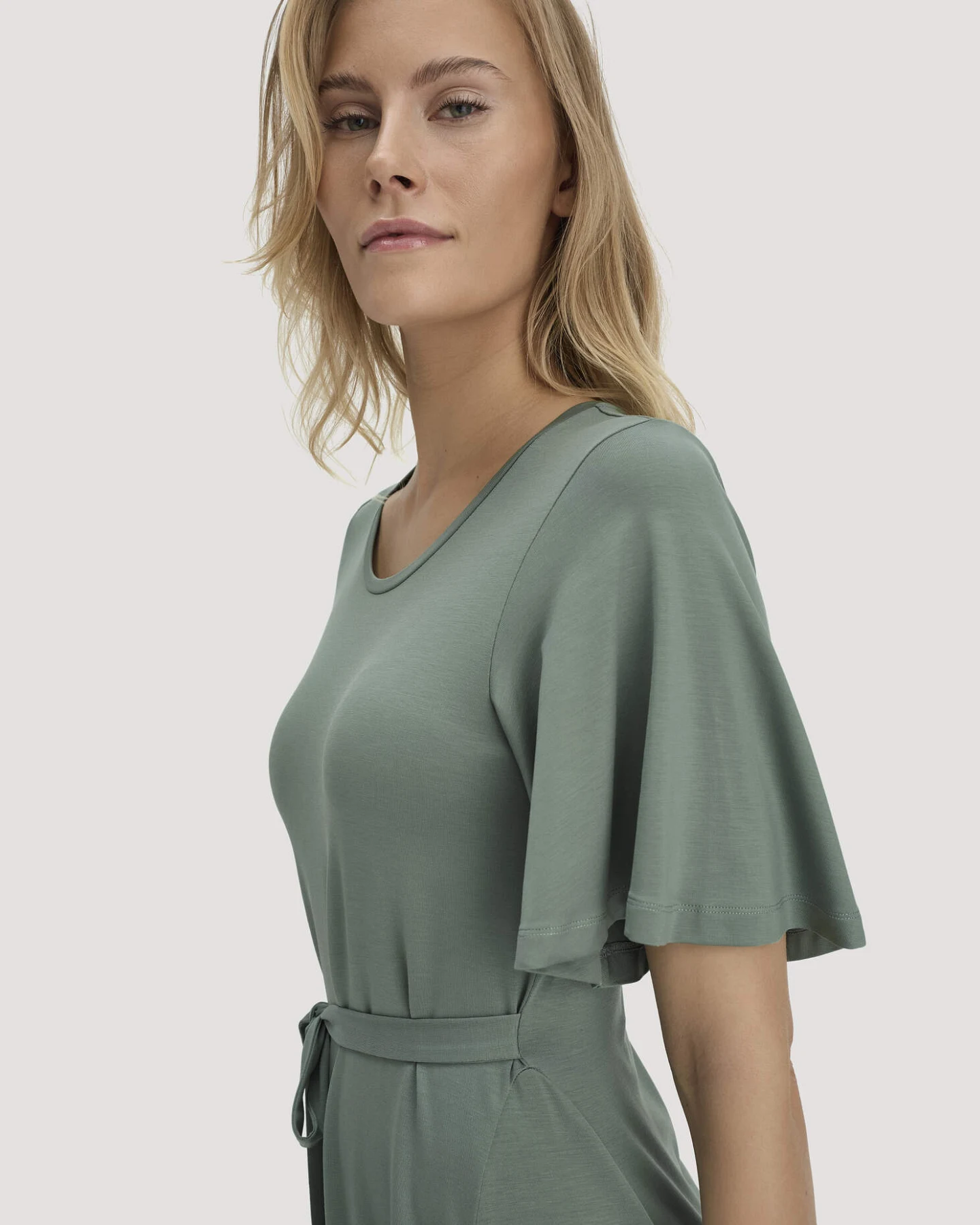 hessnatur Damen Jersey Kleid Kniebedeckend Slim aus TENCEL™ Lyocell - grün - Größe 36 – Ansicht 3