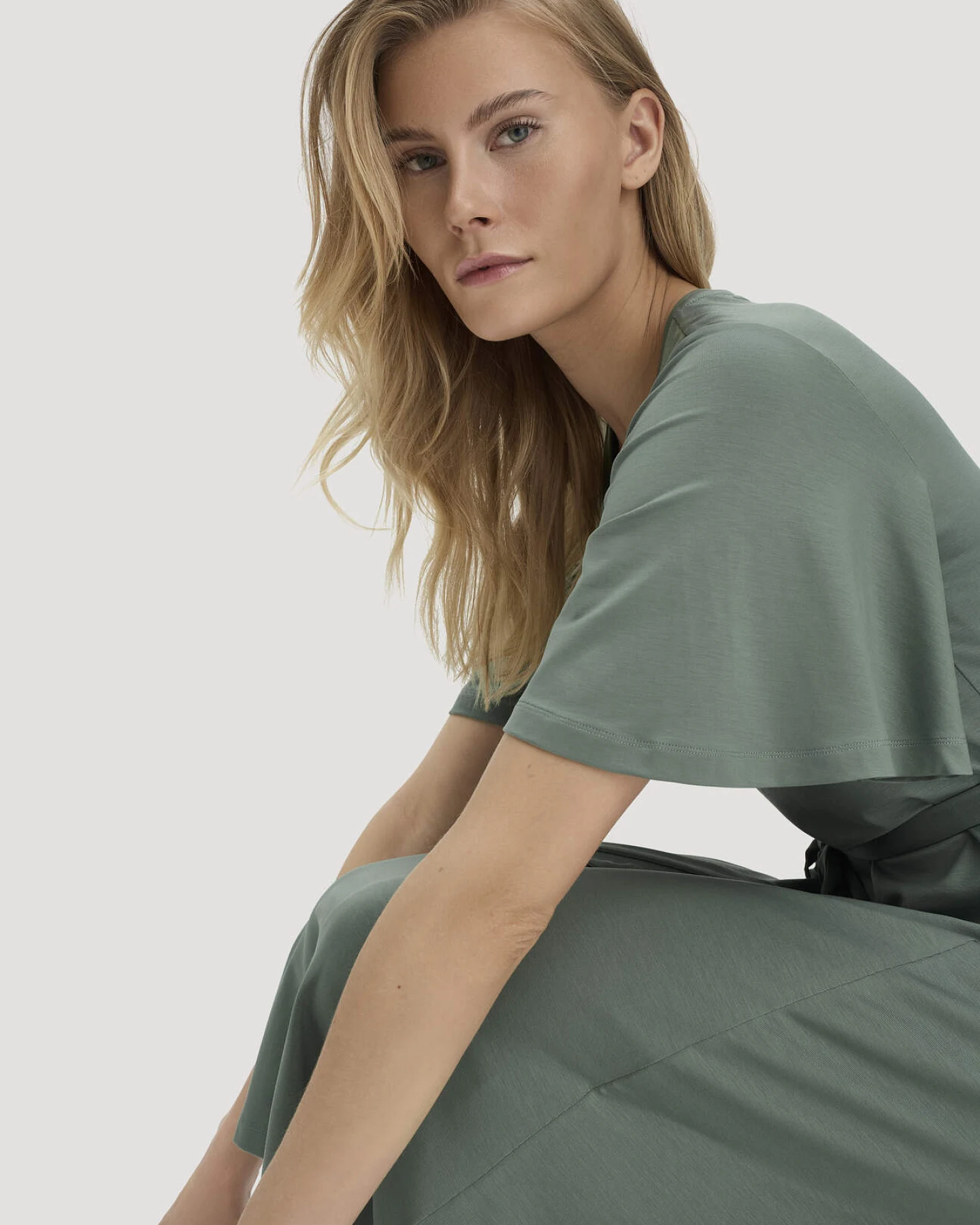 hessnatur Damen Jersey Kleid Kniebedeckend Slim aus TENCEL™ Lyocell - grün - Größe 36 – Ansicht 4