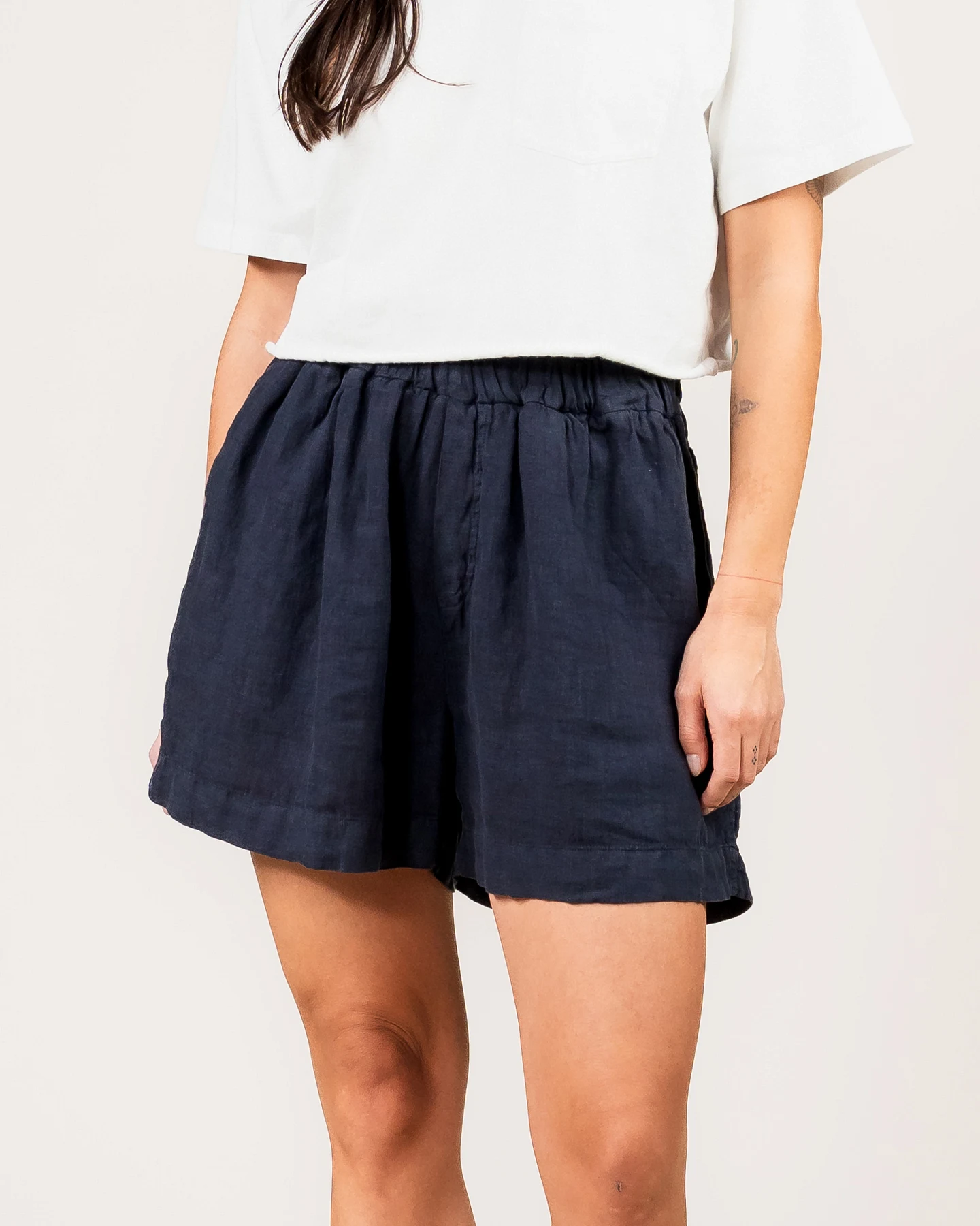 Kuyichi Damen vegan Shorts Chloe Mitternachtsblau – Ansicht 2