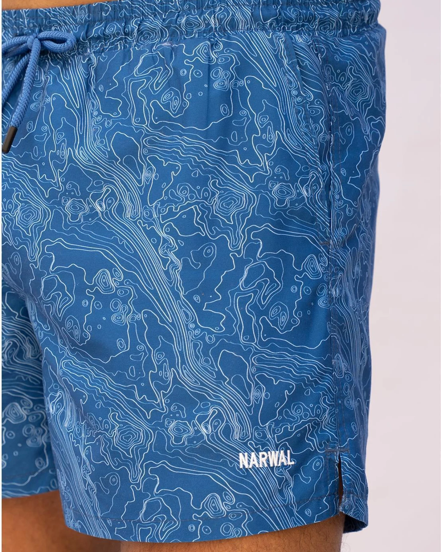 Narwal Herren vegan Badeshorts Mit Print Topo Map Blau – Ansicht 2