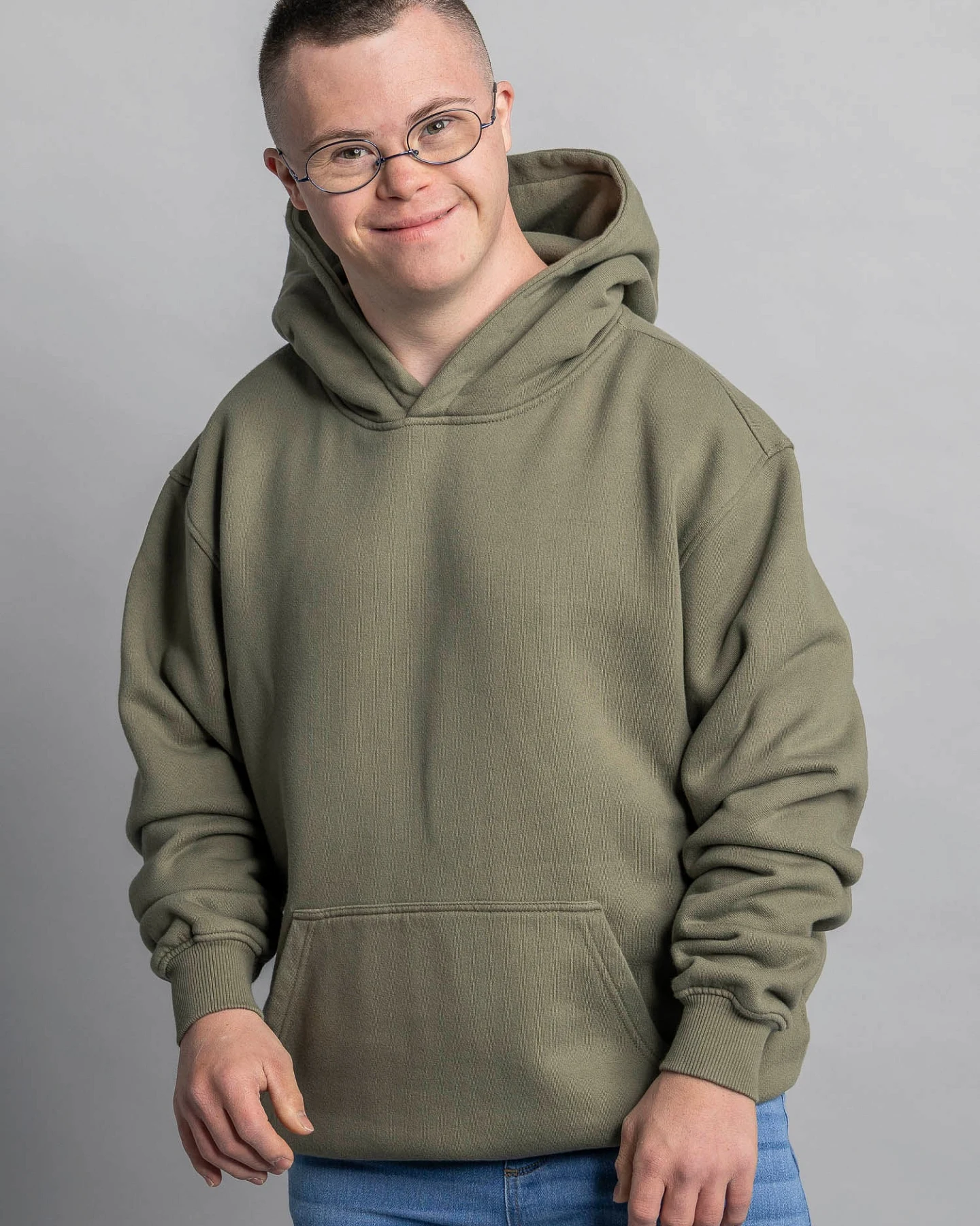 DIRTS Damen vegan Bestickter Hoodie Oversized Staubiges Oliv – Ansicht 2