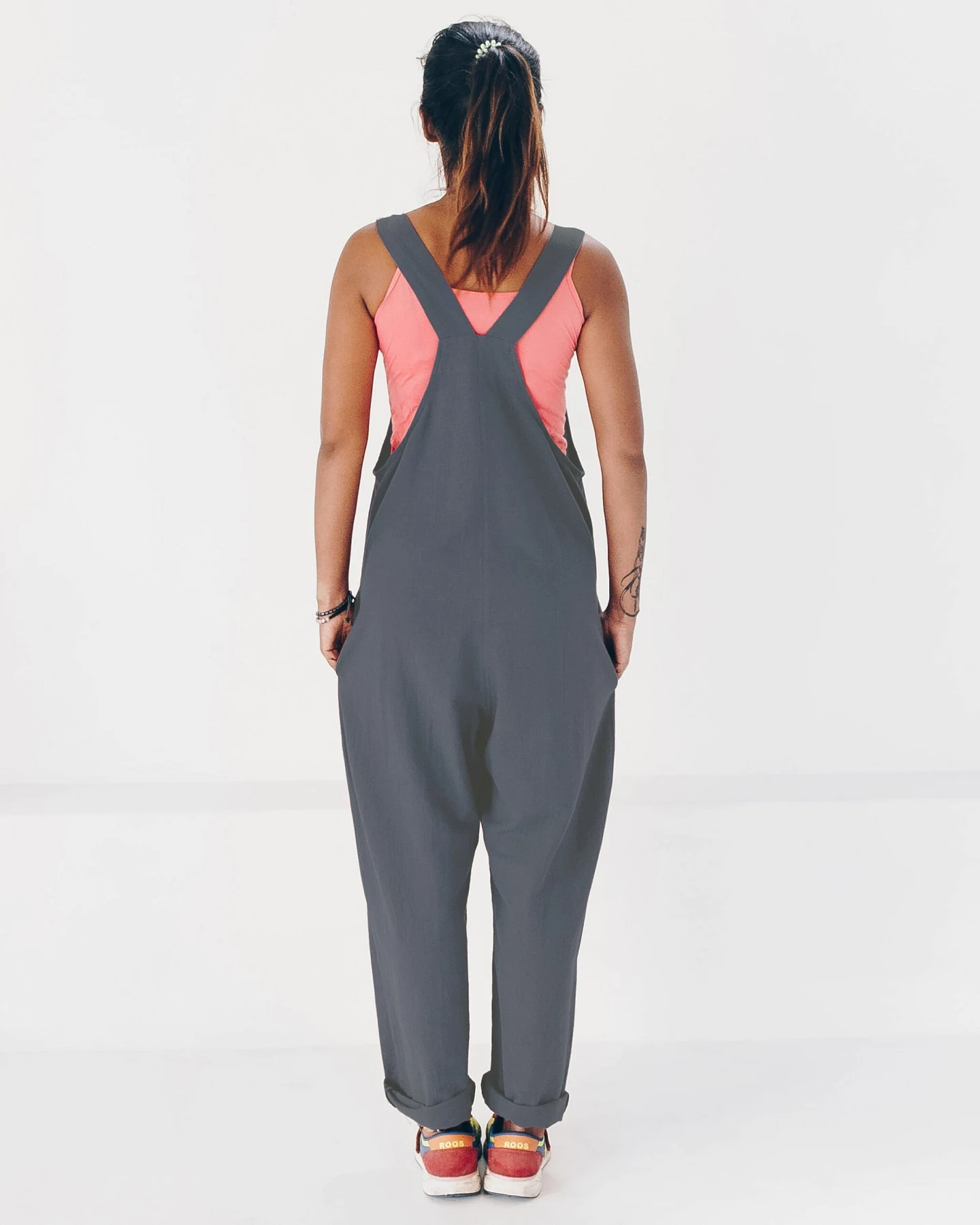 The Driftwood Tales Damen vegan Jumpsuit Holzkohle Blau – Ansicht 2