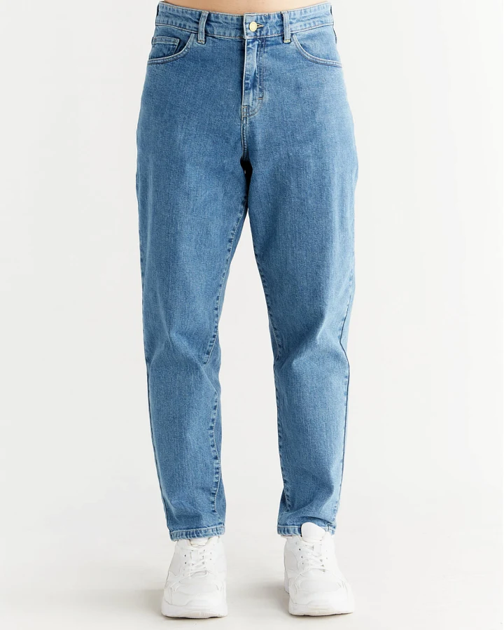 Evermind Herren vegan Jeans Karotte Fit Day Himmelblau
