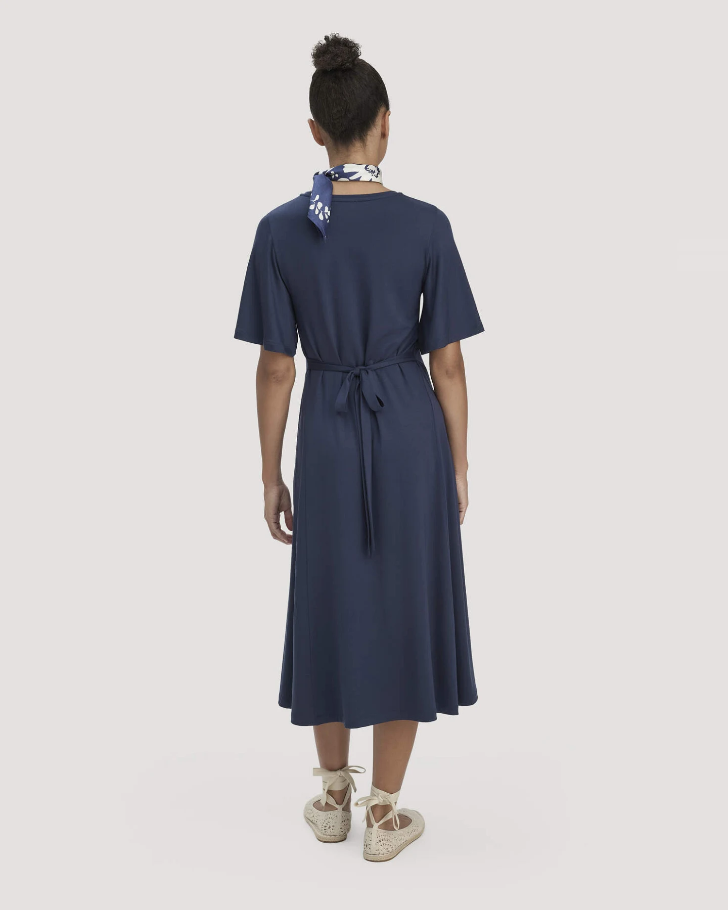 hessnatur Damen Jersey Kleid Kniebedeckend Slim aus TENCEL™ Lyocell - blau - Größe 38 – Ansicht 2