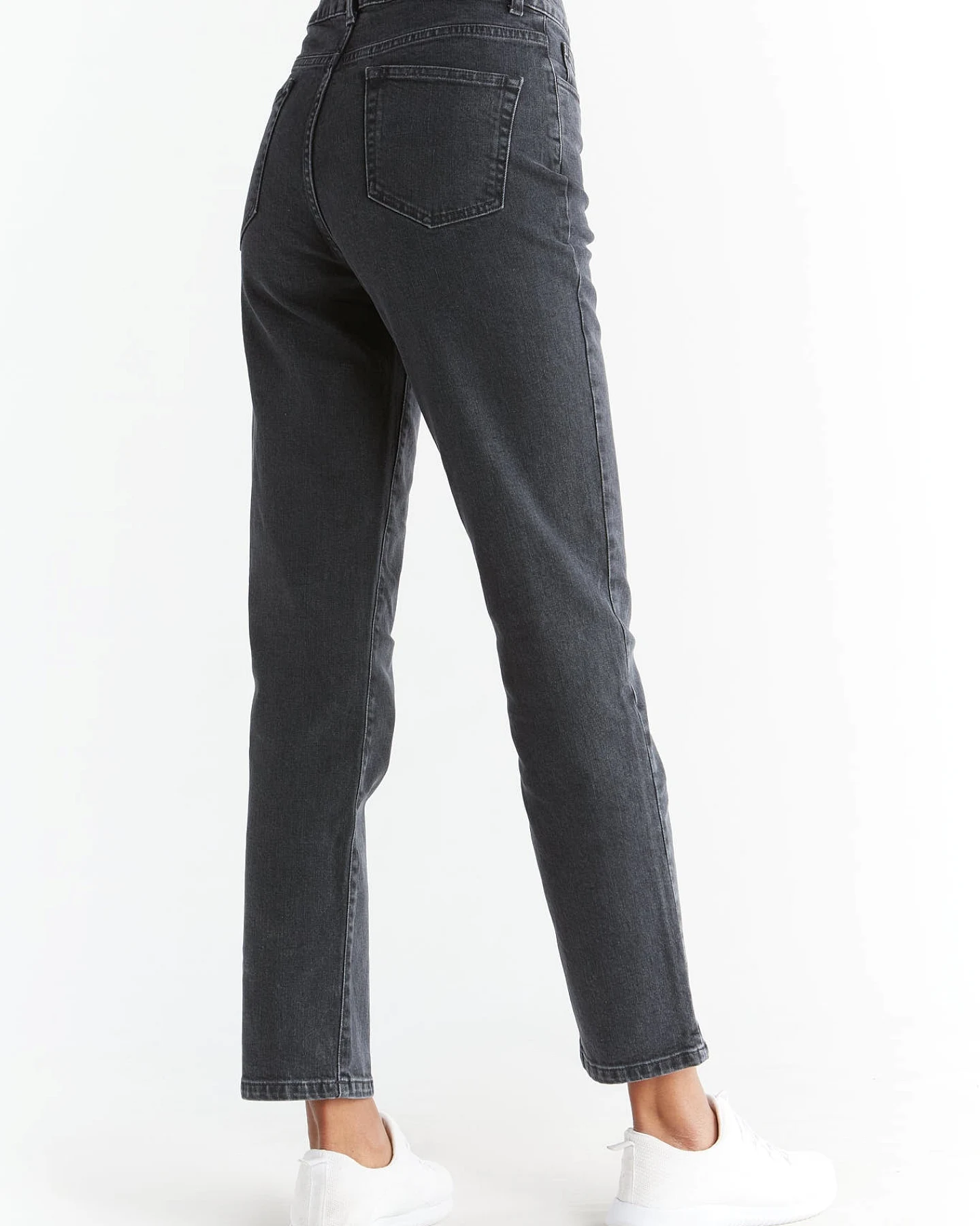 Evermind Damen vegan Jeans Regular Fit Karbongrau – Ansicht 2