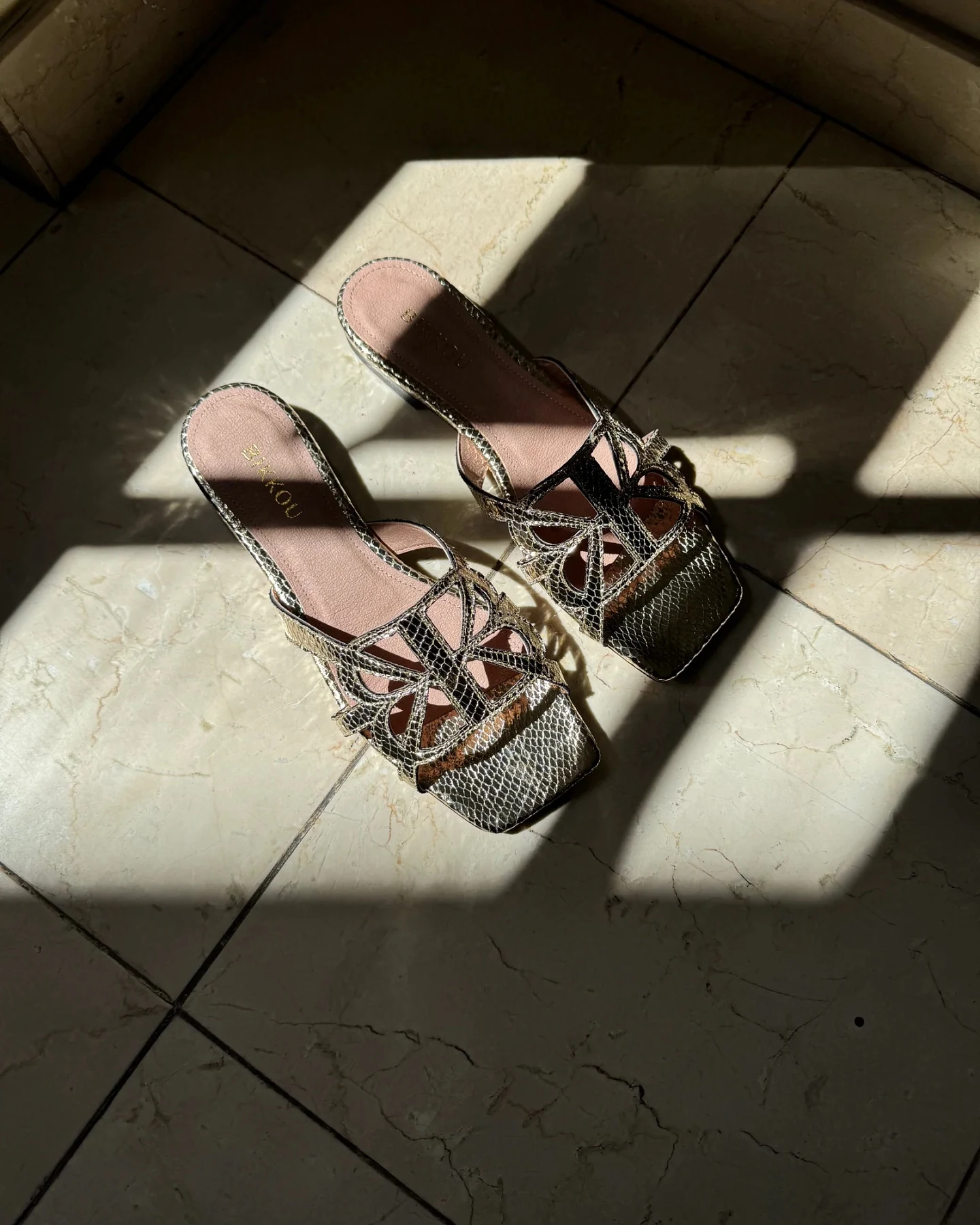 BIKKOU Damen vegan Sandalen Sonnenuntergang Am Strand Gold Python – Ansicht 2