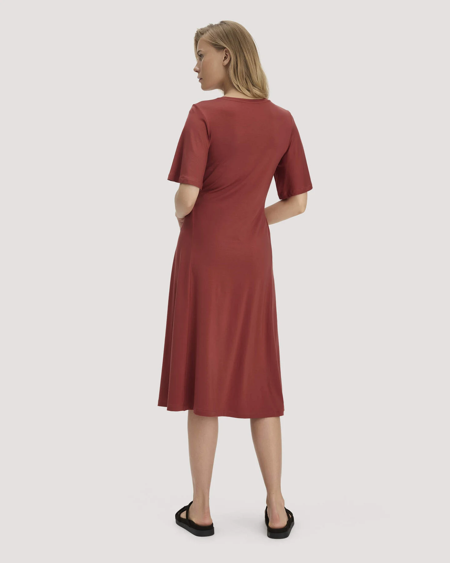 hessnatur Damen Jersey Kleid Kniebedeckend Slim aus TENCEL™ Lyocell - braun - Größe 40 – Ansicht 2
