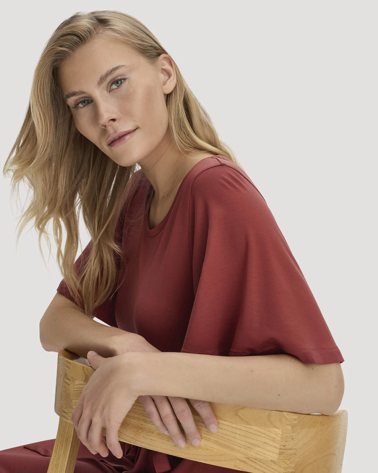 hessnatur Damen Jersey Kleid Kniebedeckend Slim aus TENCEL™ Lyocell - braun - Größe 40 – Ansicht 4