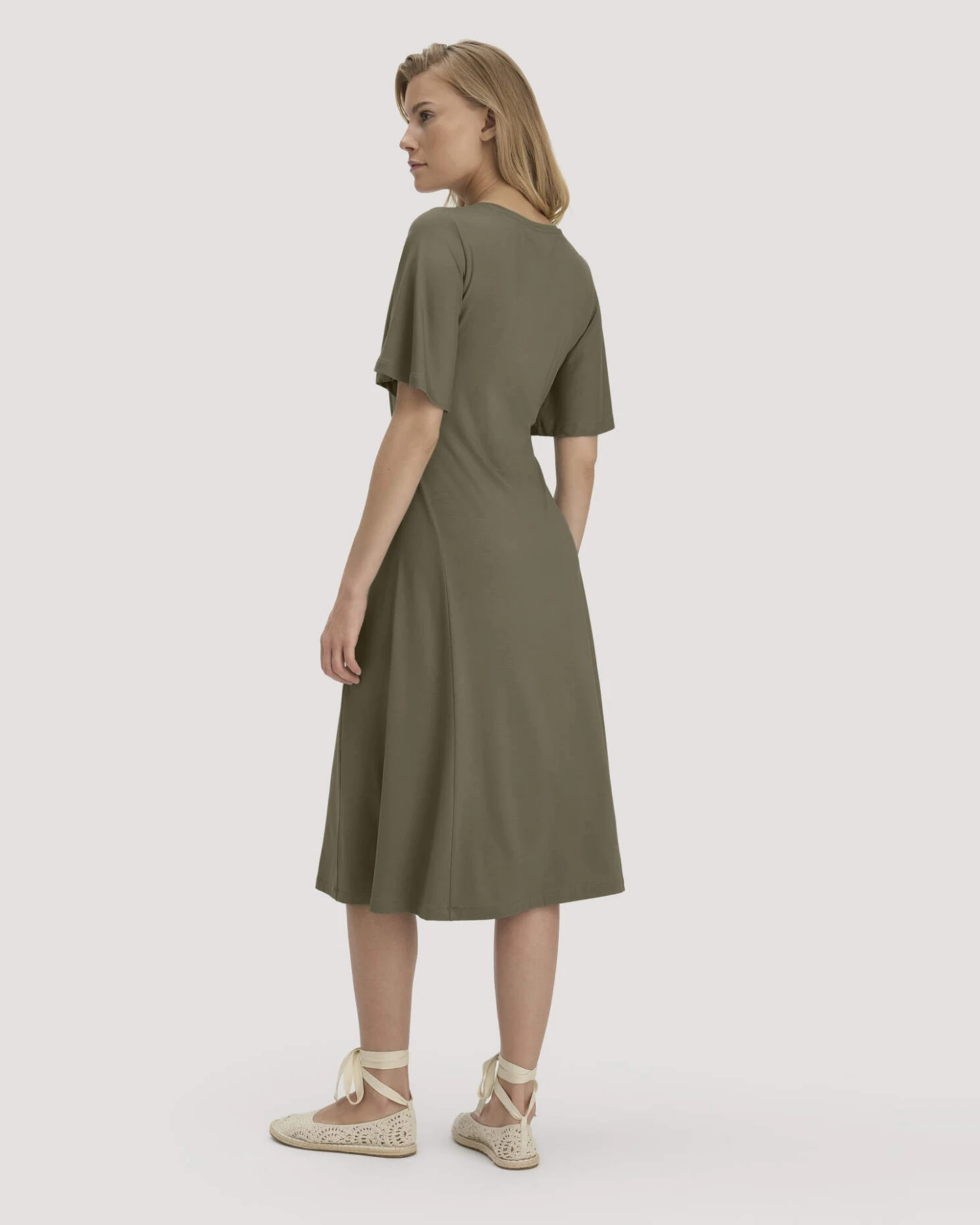 hessnatur Damen Jersey Kleid Kniebedeckend Slim aus TENCEL™ Lyocell - grün - Größe 34 – Ansicht 2
